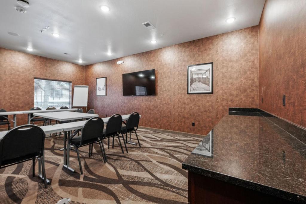 Cobblestone Hotel & Suites - Mosinee photo 34