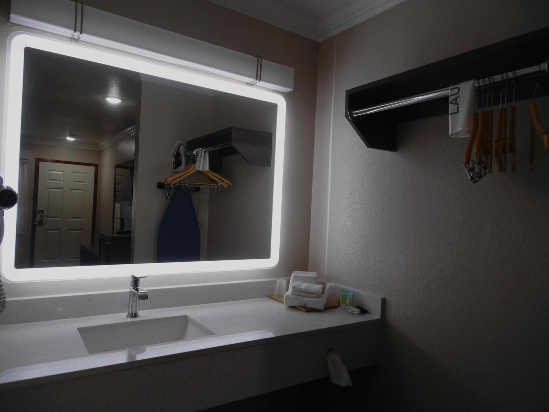 Americas Best Value Inn-Rialto photo 8