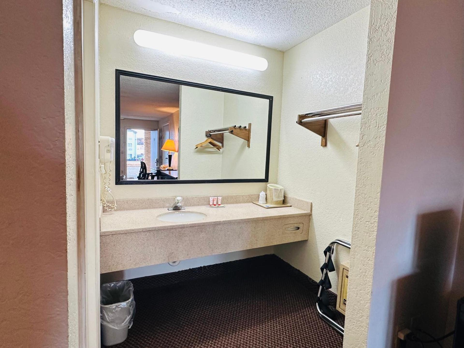 Econo Lodge Kannapolis - Concord photo 9