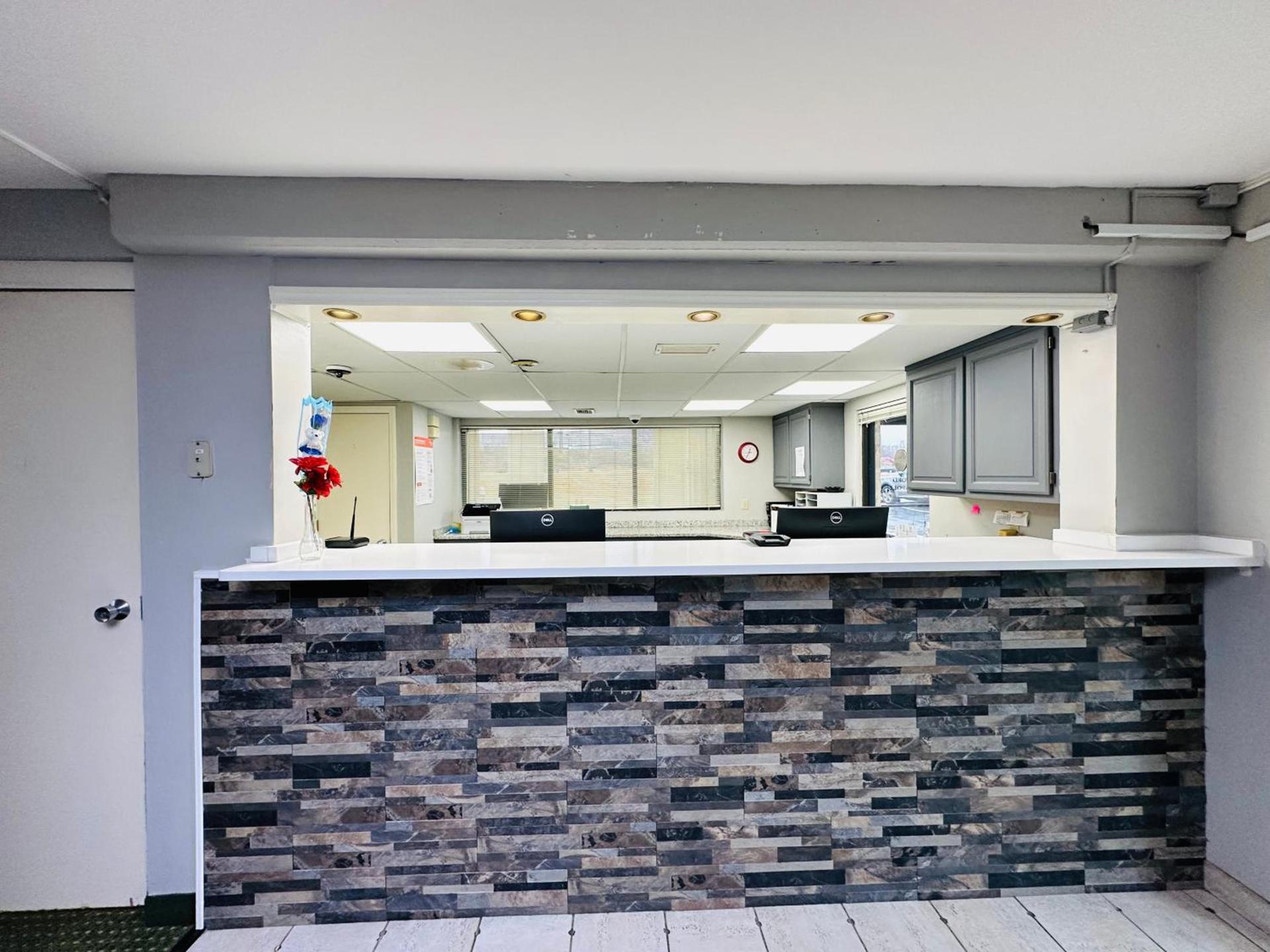Econo Lodge Kannapolis - Concord photo 12