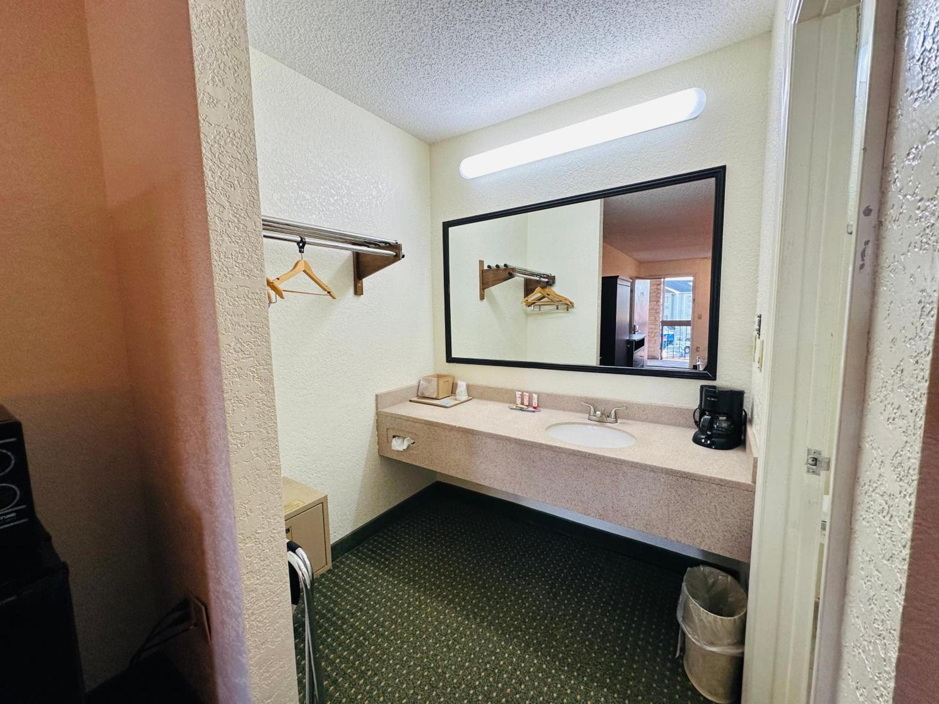 Econo Lodge Kannapolis - Concord photo 15