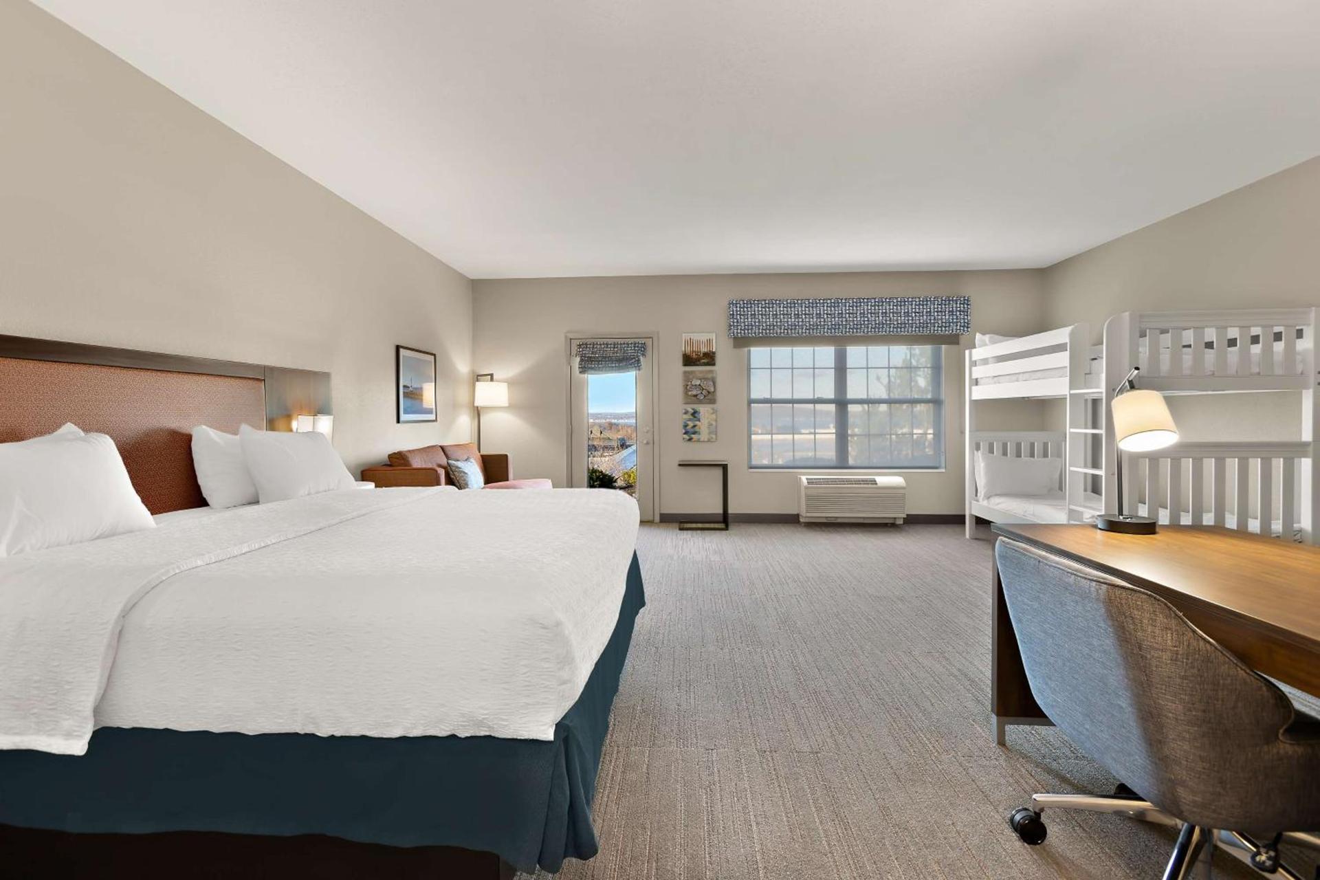 Hampton Inn & Suites Petoskey photo 40