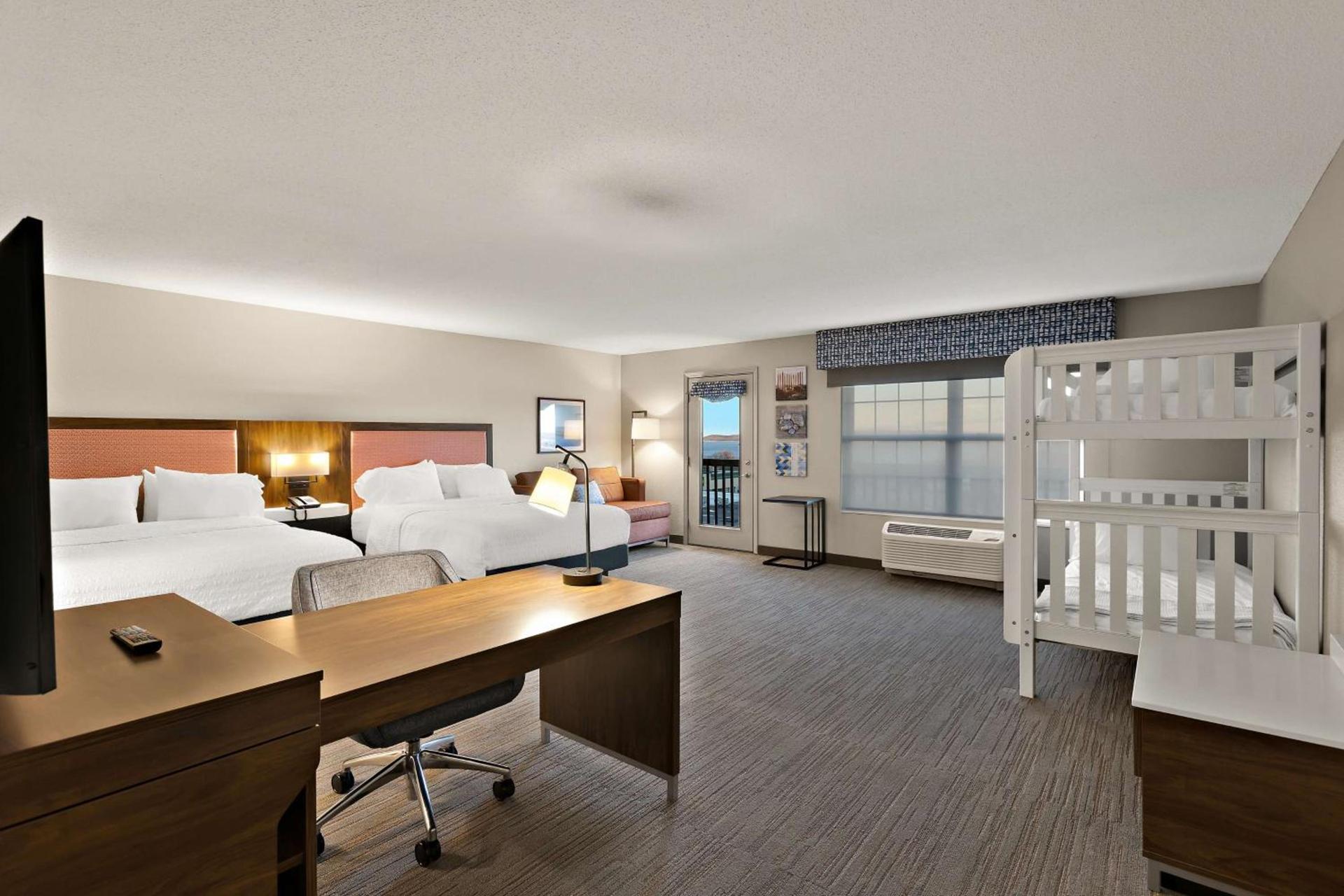 Hampton Inn & Suites Petoskey photo 46