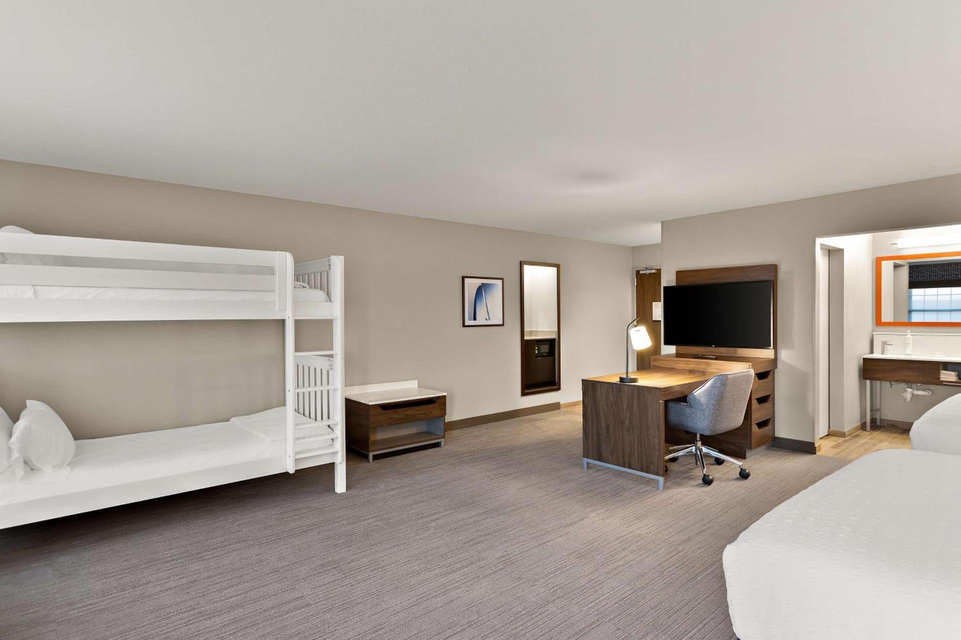 Hampton Inn & Suites Petoskey photo 51
