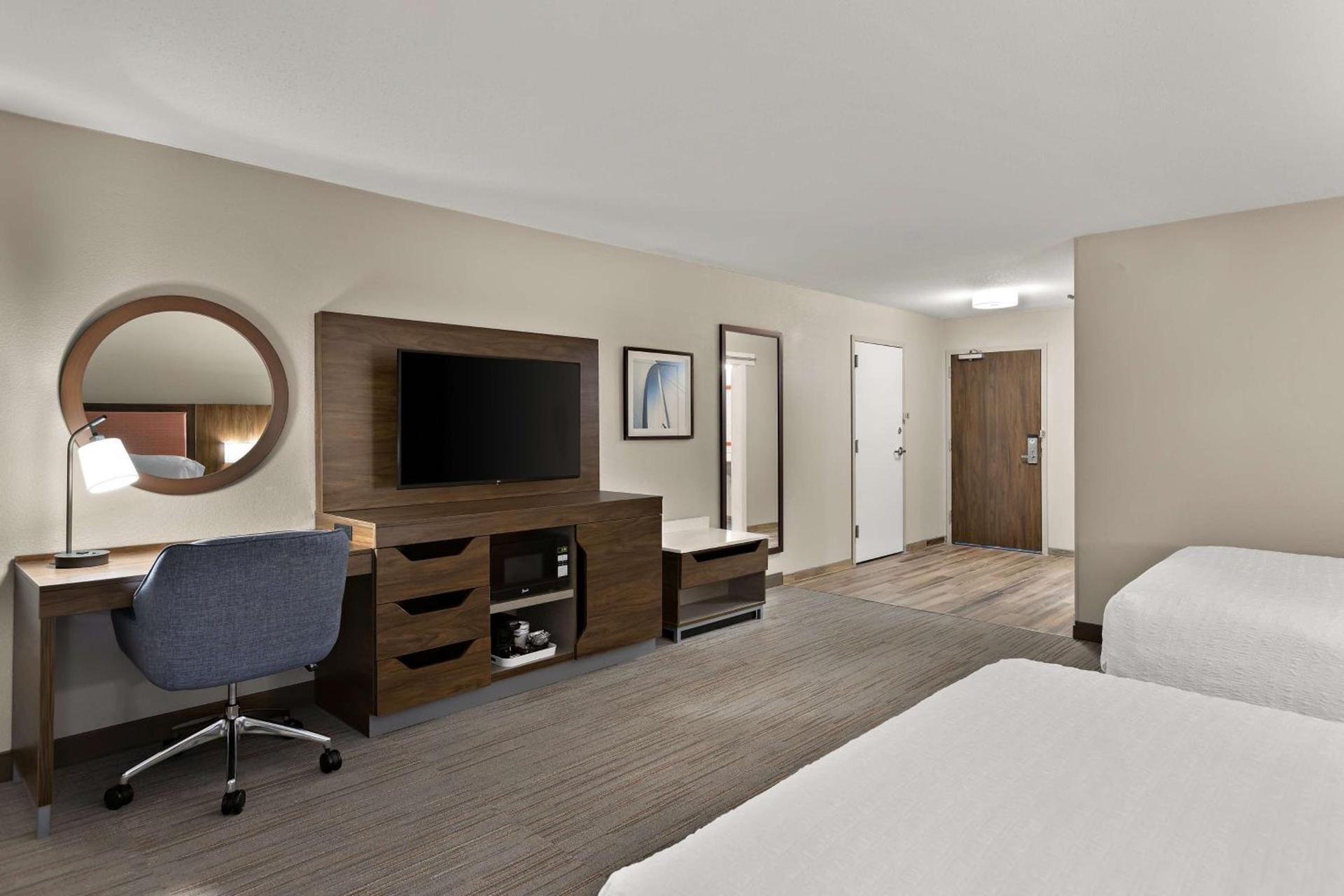 Hampton Inn & Suites Petoskey photo 63