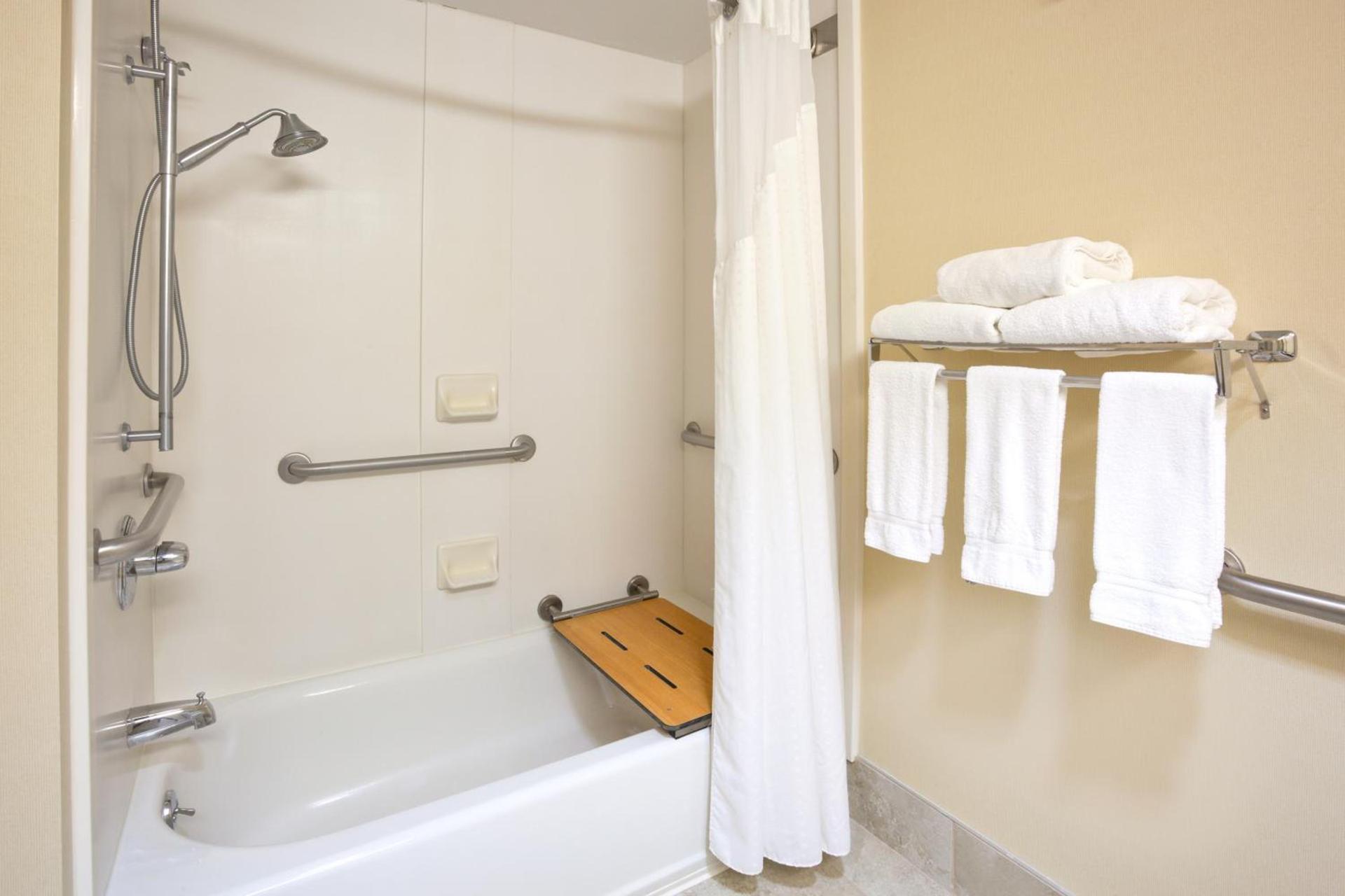 Holiday Inn Express Cedar Rapids - Collins Road by IHG photo 8
