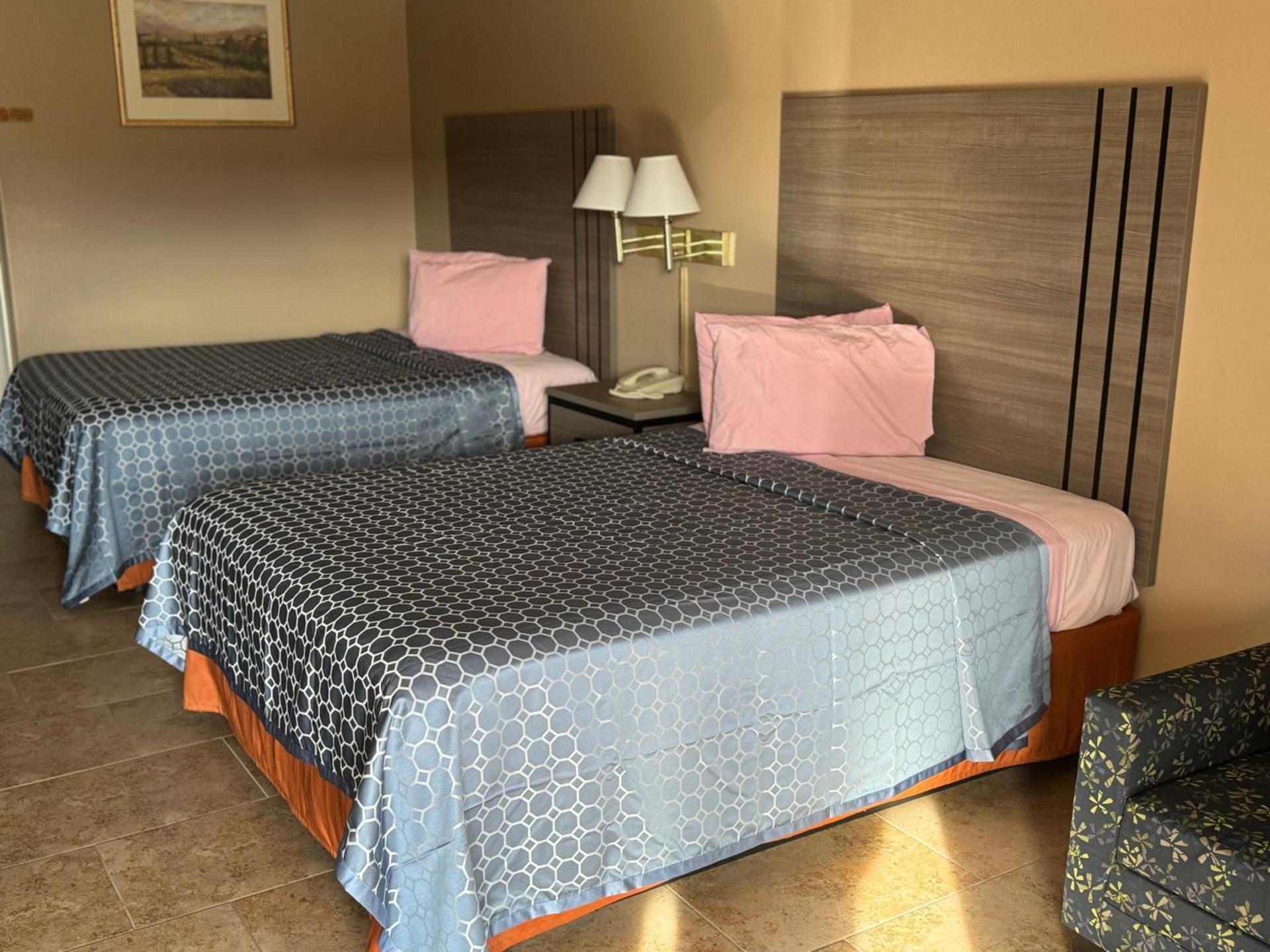 Los Fresnos Inn and Suites photo 88