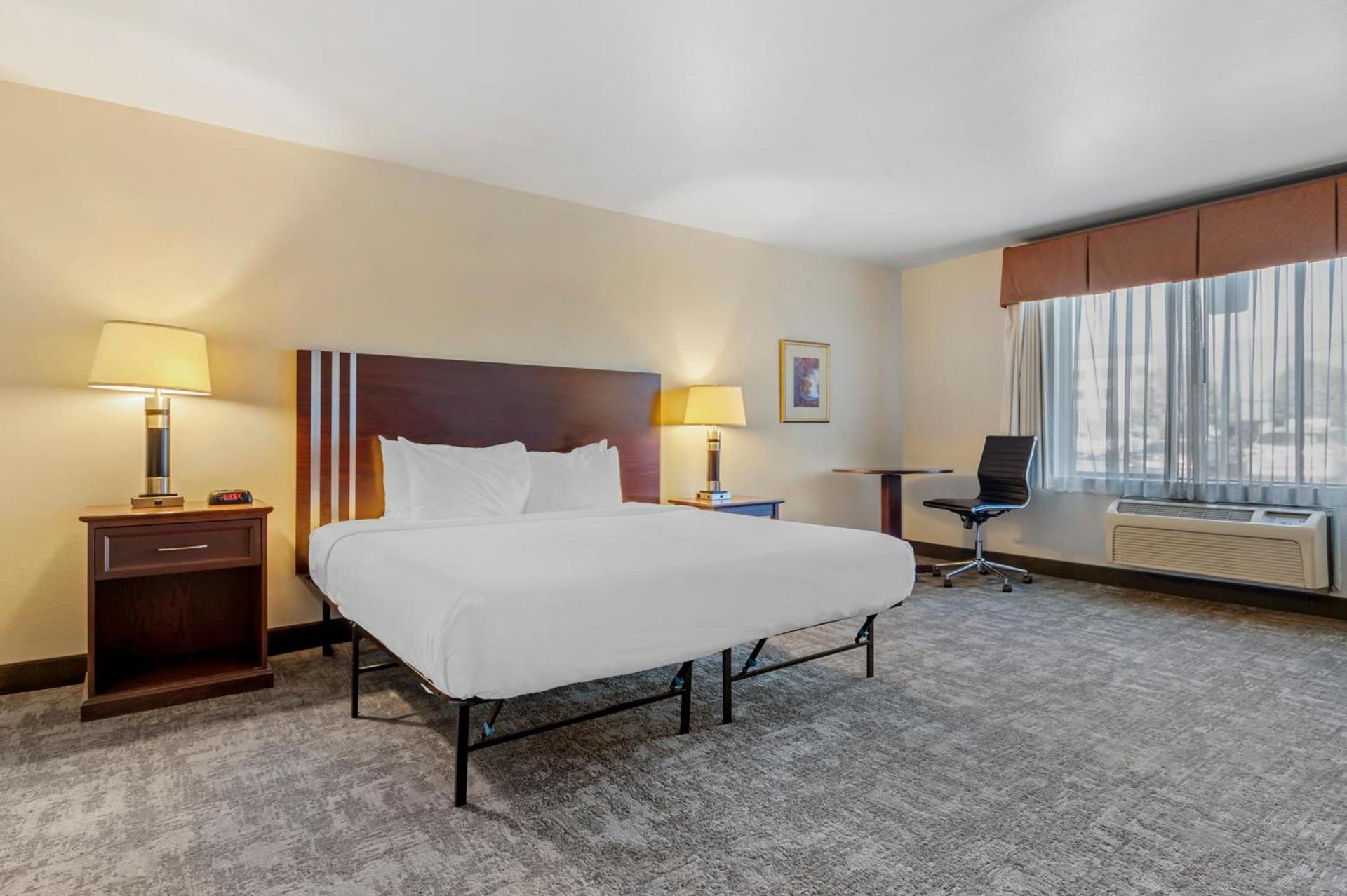 Seaport Inn & Suites photo 28