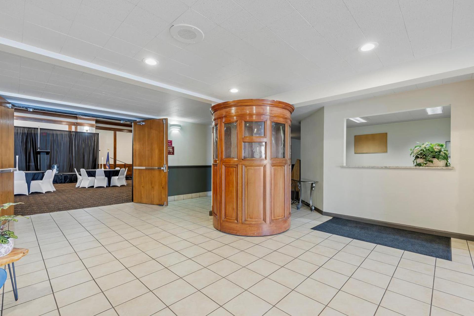 Seaport Inn & Suites photo 19