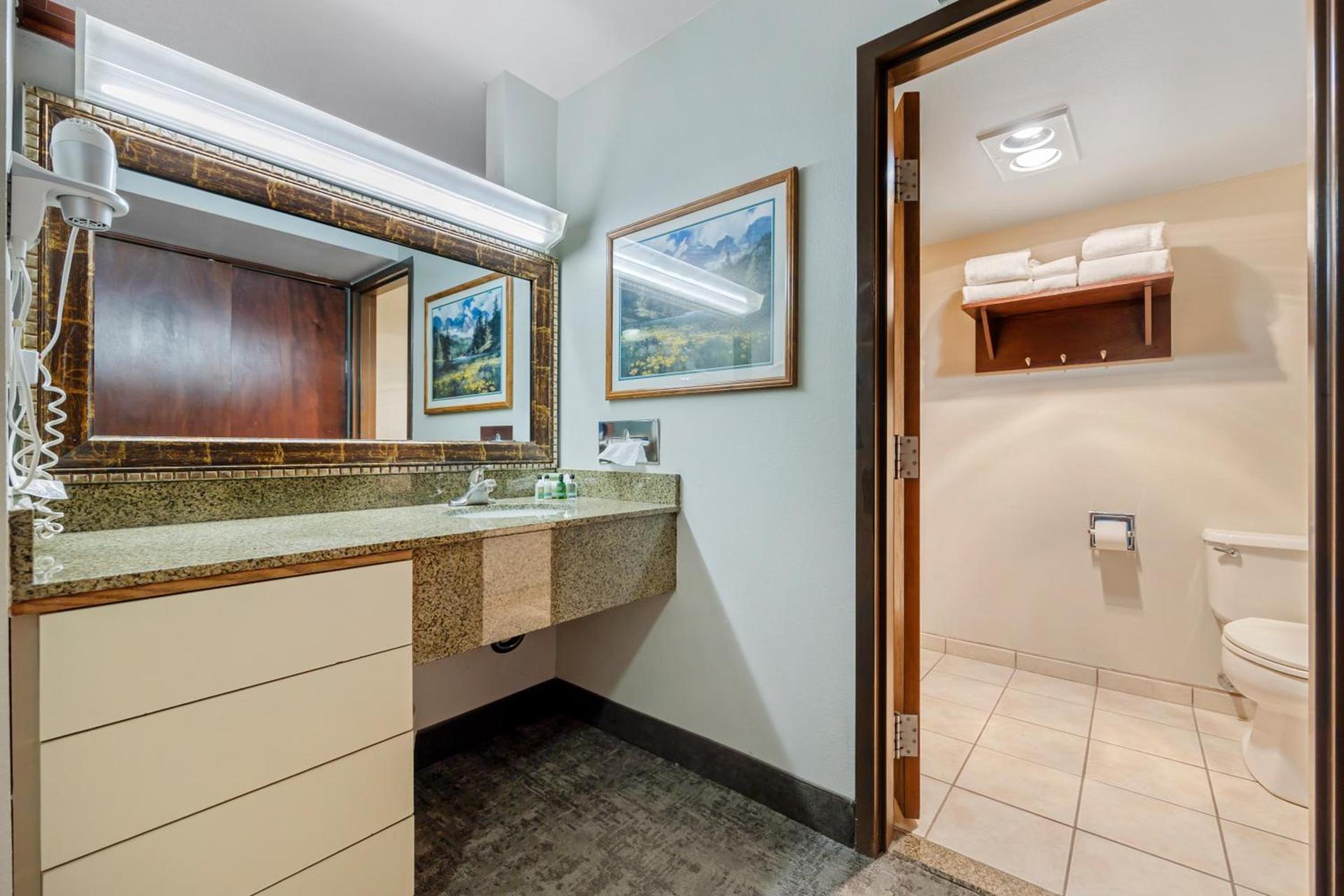 Seaport Inn & Suites photo 13