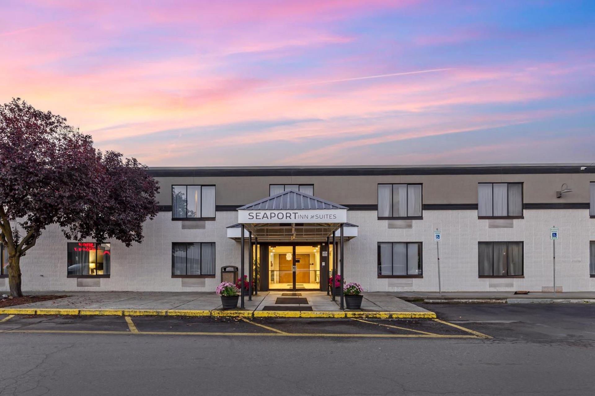 Seaport Inn & Suites photo 9