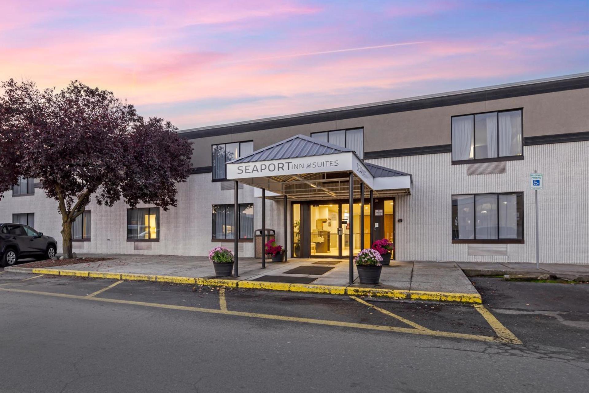 Seaport Inn & Suites photo 10