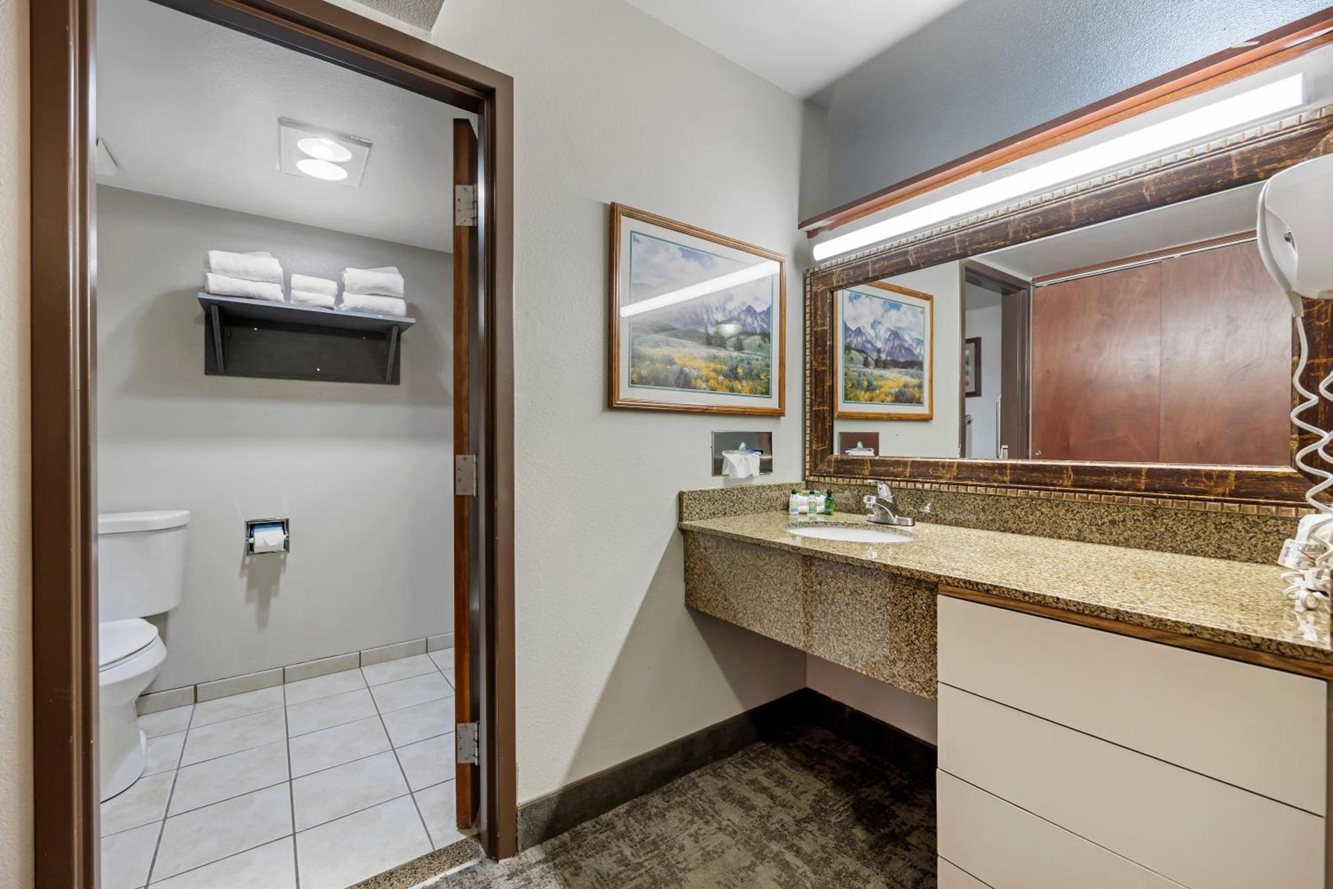 Seaport Inn & Suites photo 16