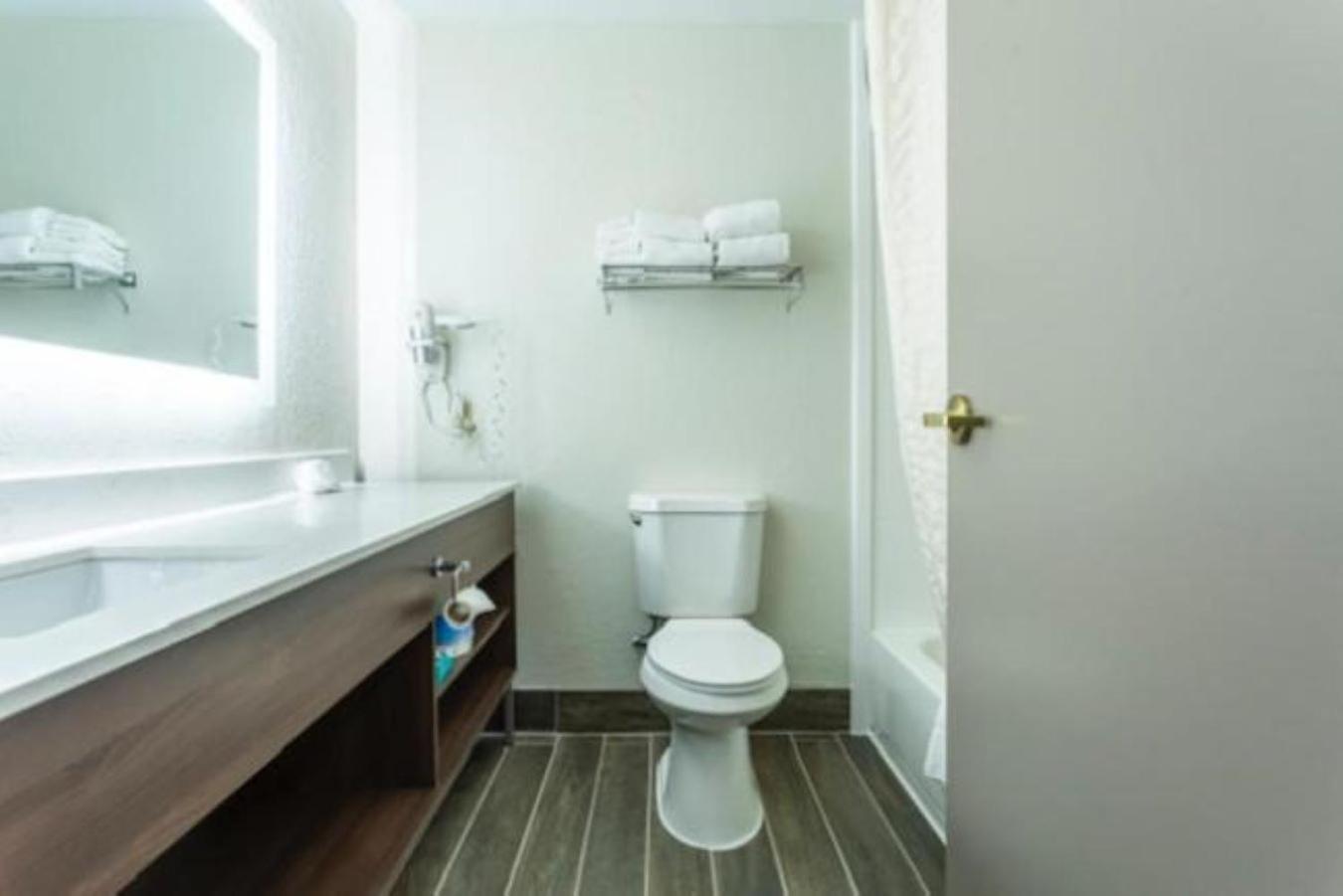 Lancaster Inn & Suites photo 30