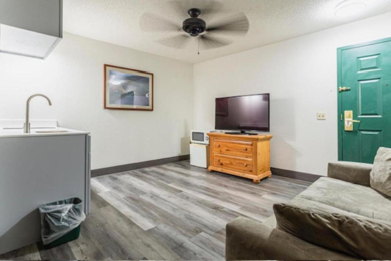 Lancaster Inn & Suites photo 35