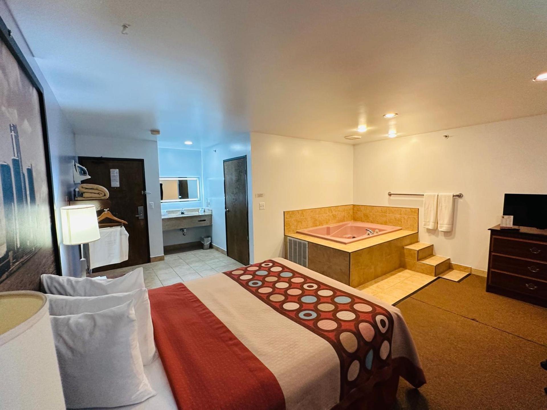 Super 8 by Wyndham Imlay City photo 5