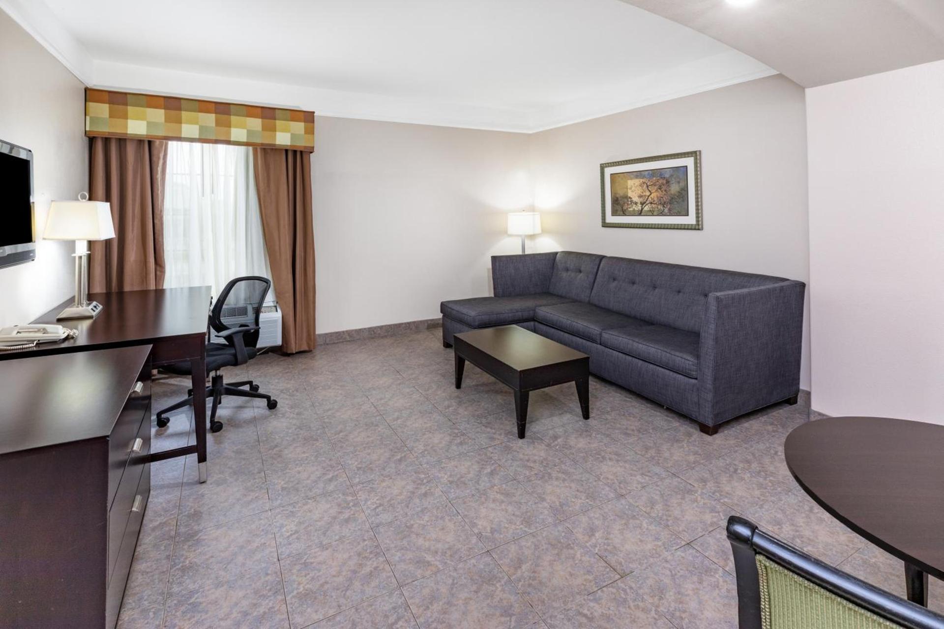 La Quinta Inn & Suites by Wyndham Pharr RGV Medical Center photo 22
