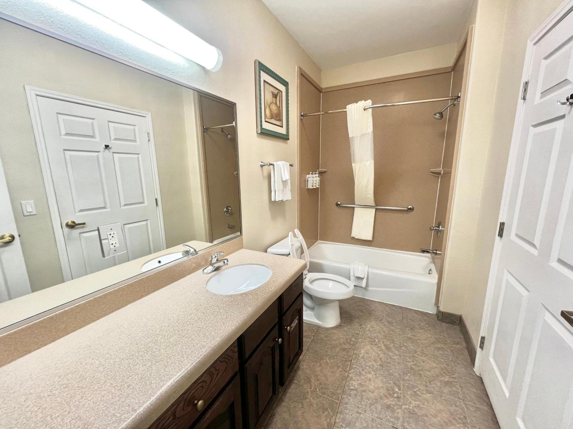 La Quinta Inn & Suites by Wyndham Pharr RGV Medical Center photo 24
