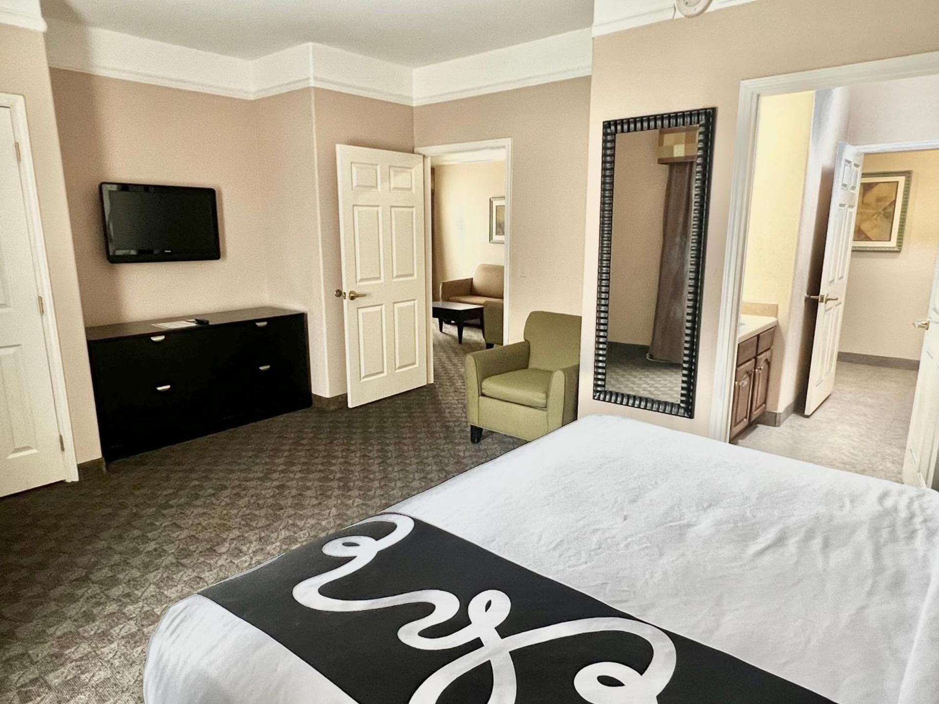La Quinta Inn & Suites by Wyndham Pharr RGV Medical Center photo 41