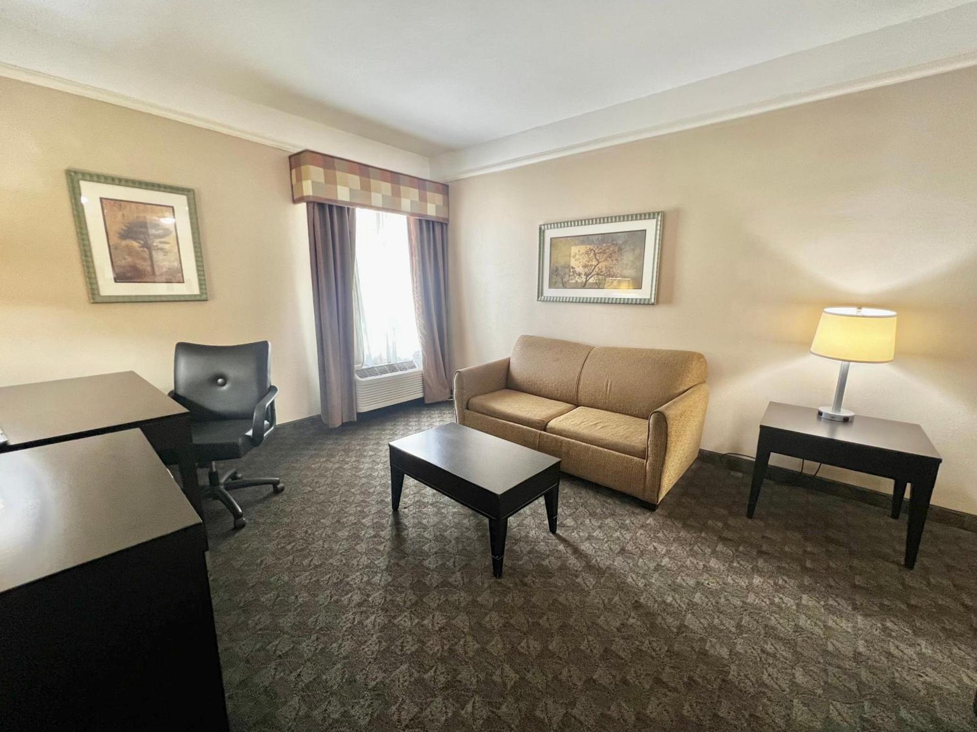 La Quinta Inn & Suites by Wyndham Pharr RGV Medical Center photo 42
