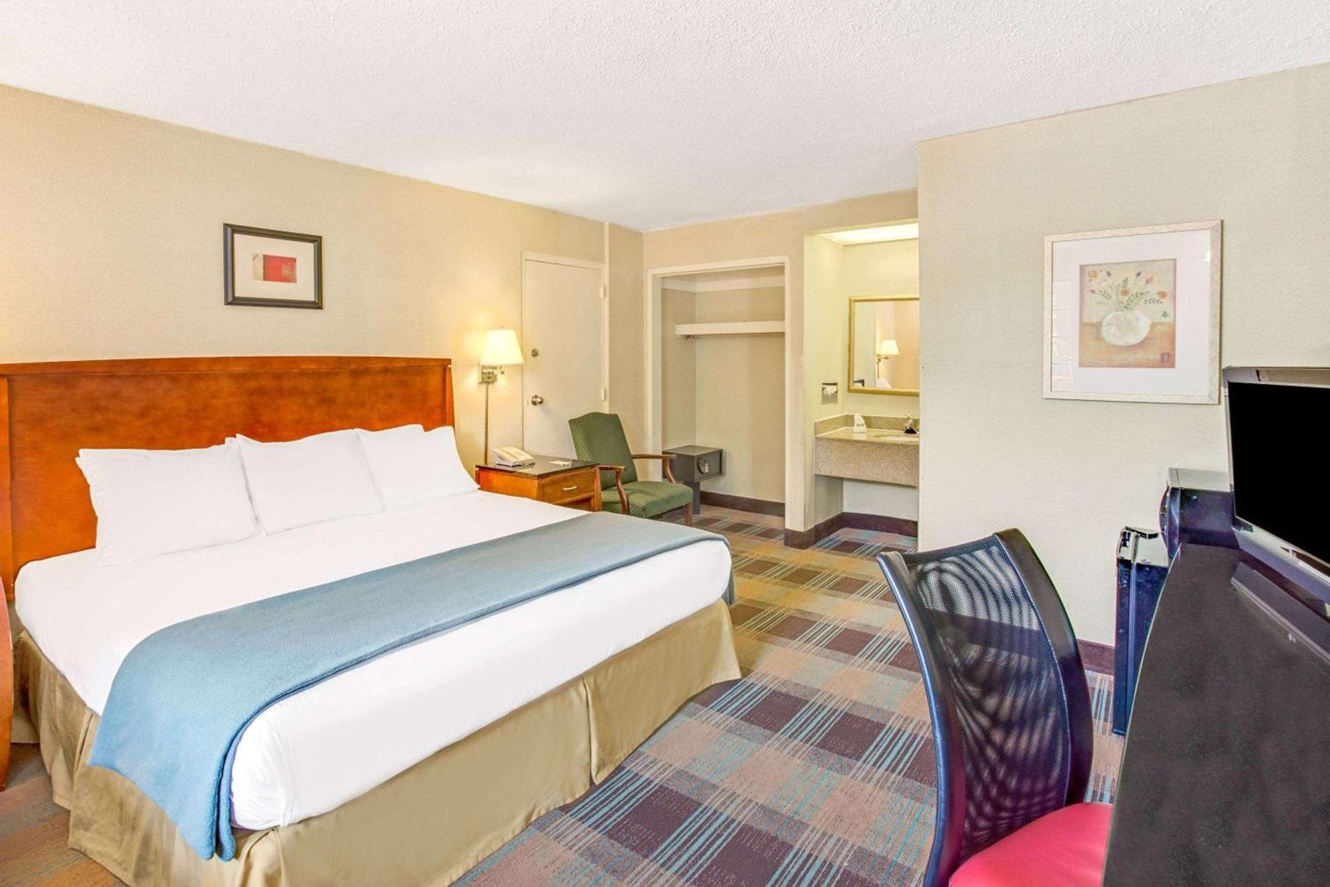 Travelodge by Wyndham Silver Spring photo 10