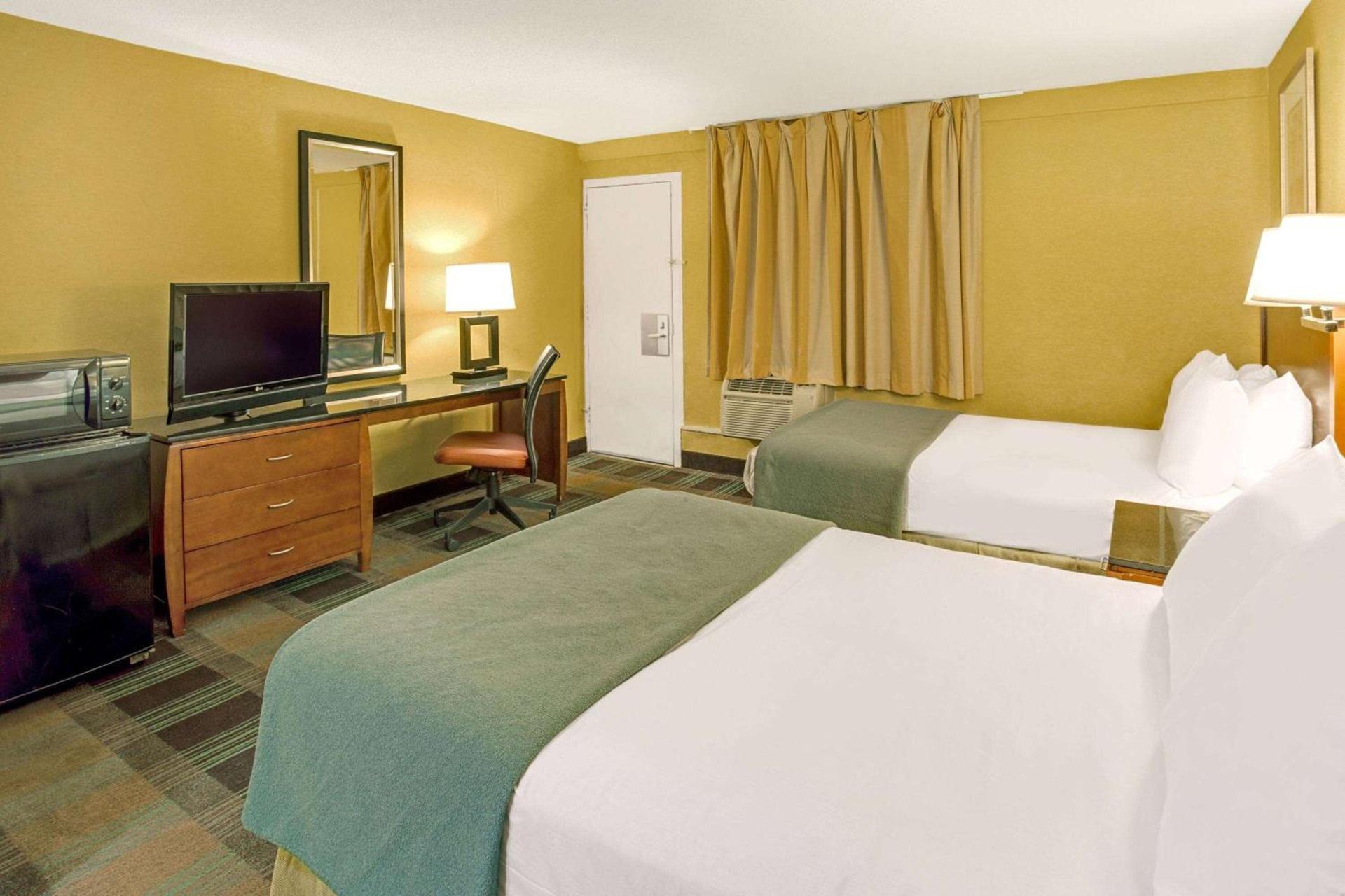 Travelodge by Wyndham Silver Spring photo 8