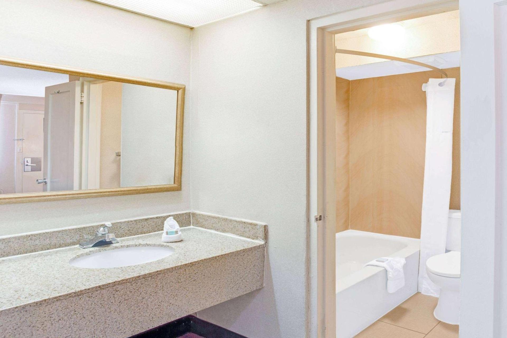 Travelodge by Wyndham Silver Spring photo 7