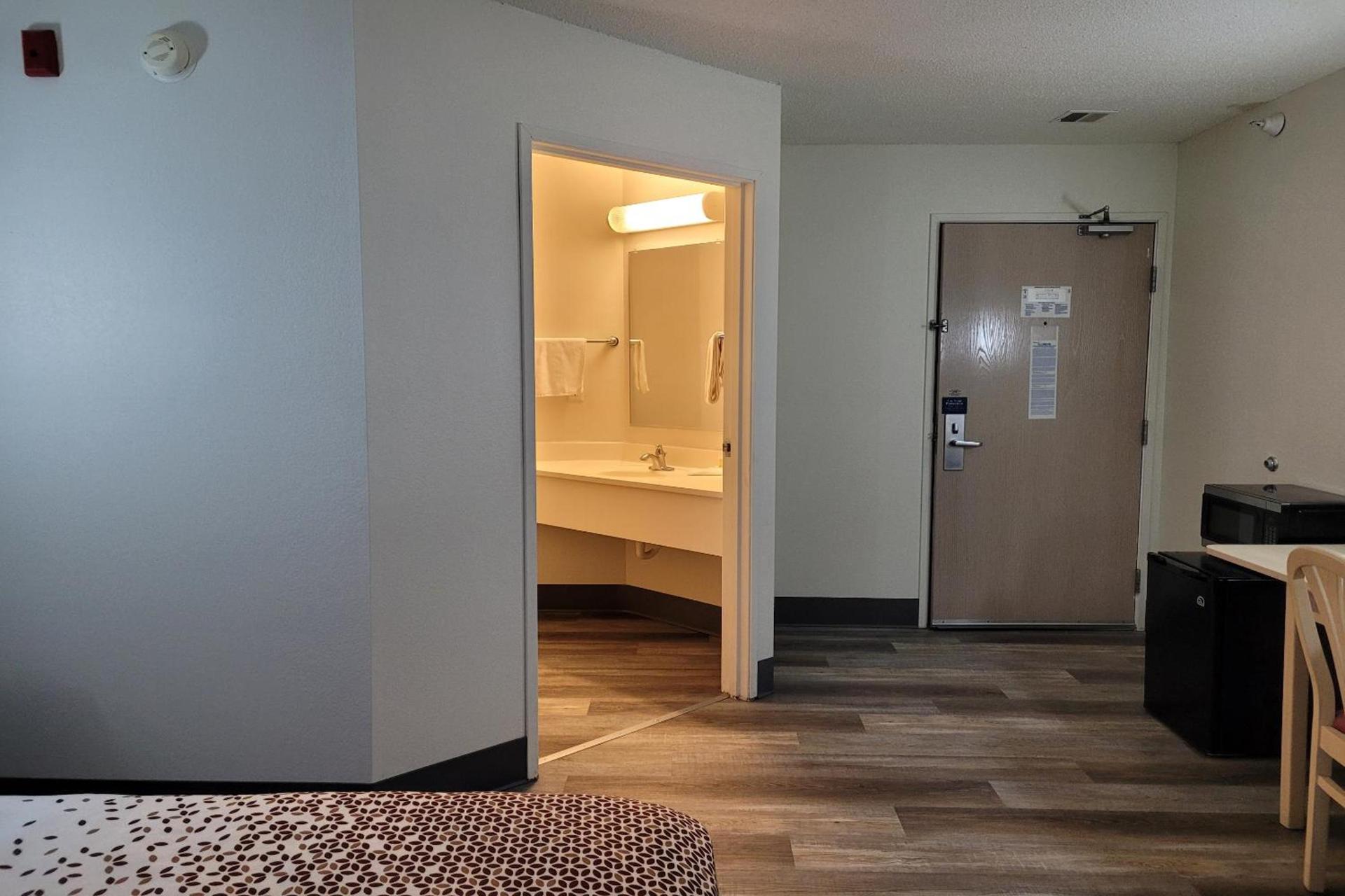 Modern Stay 39 Lakeview By OYO Minonk photo 44