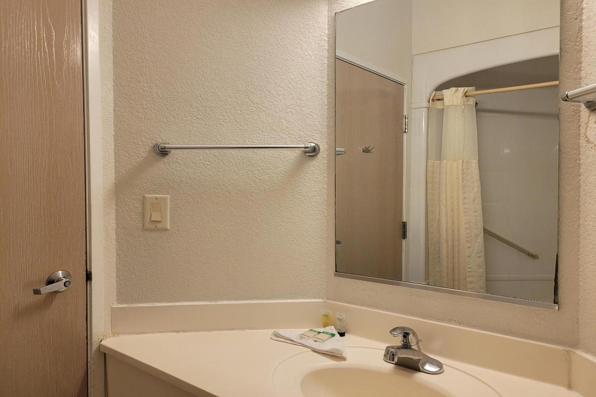 Modern Stay 39 Lakeview By OYO Minonk photo 54