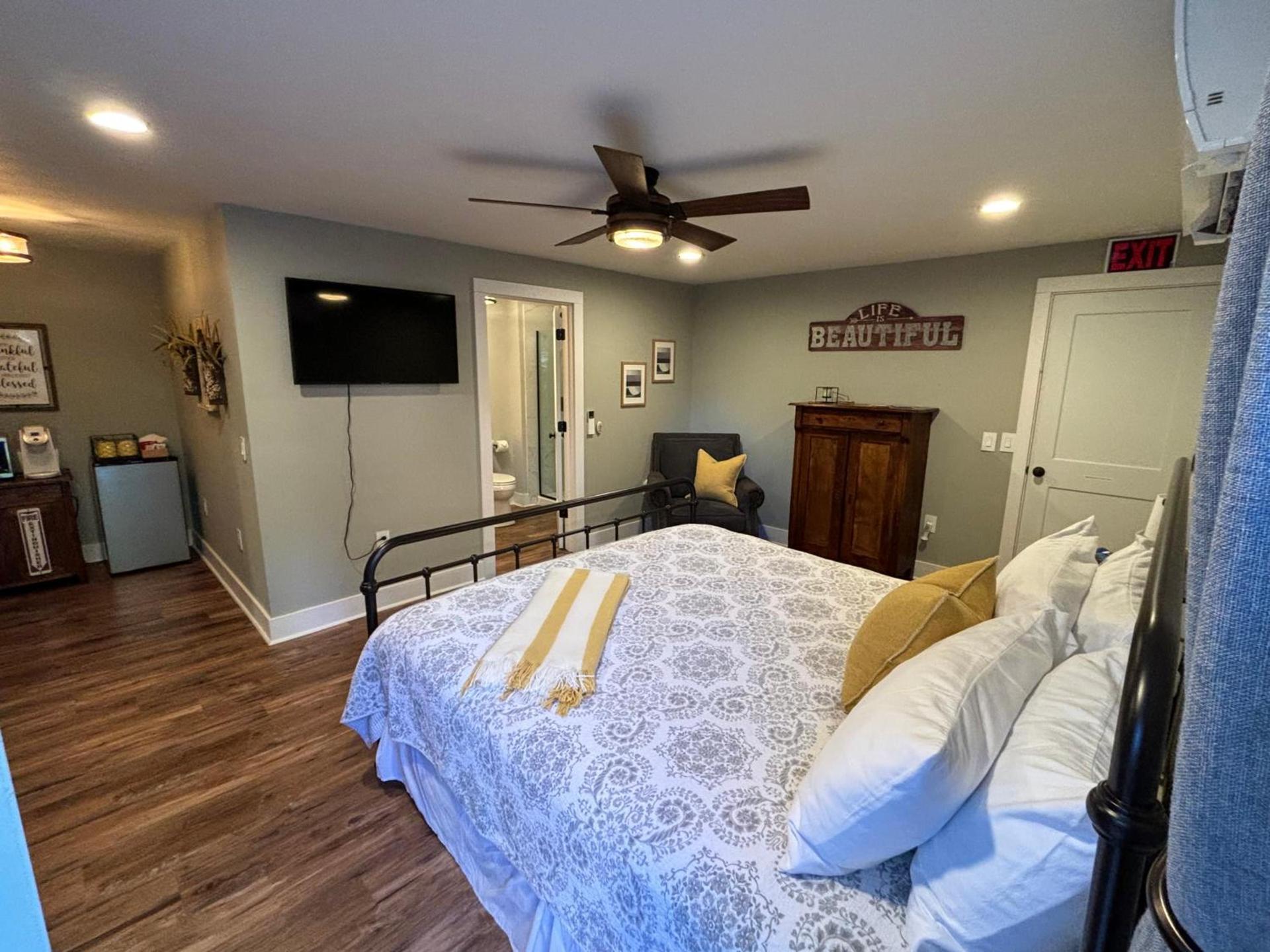 Hermann Crown Suites photo 12