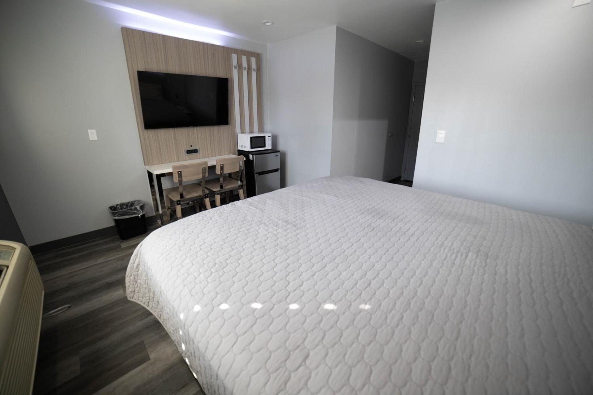 Palms Motel photo 9