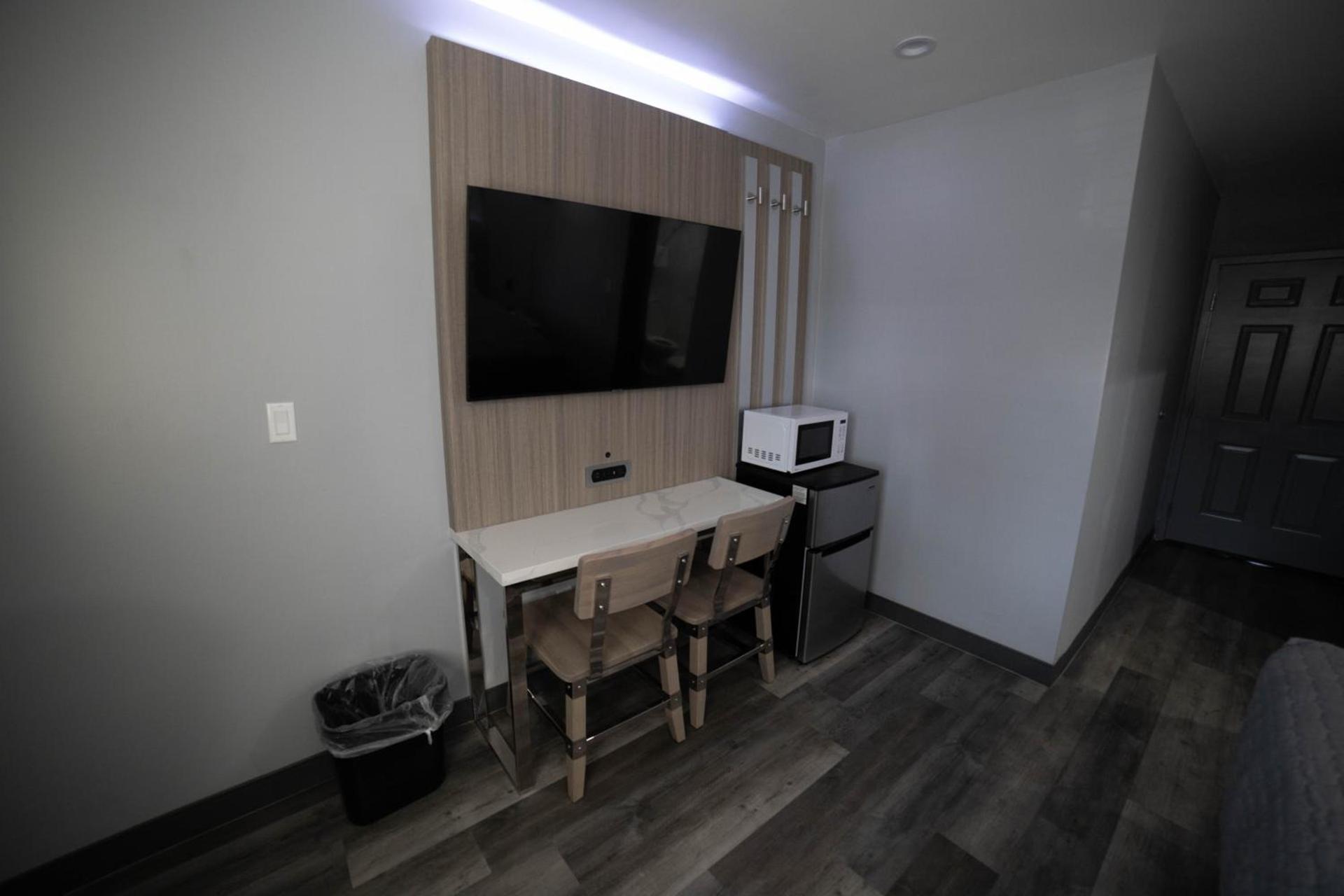 Palms Motel photo 13