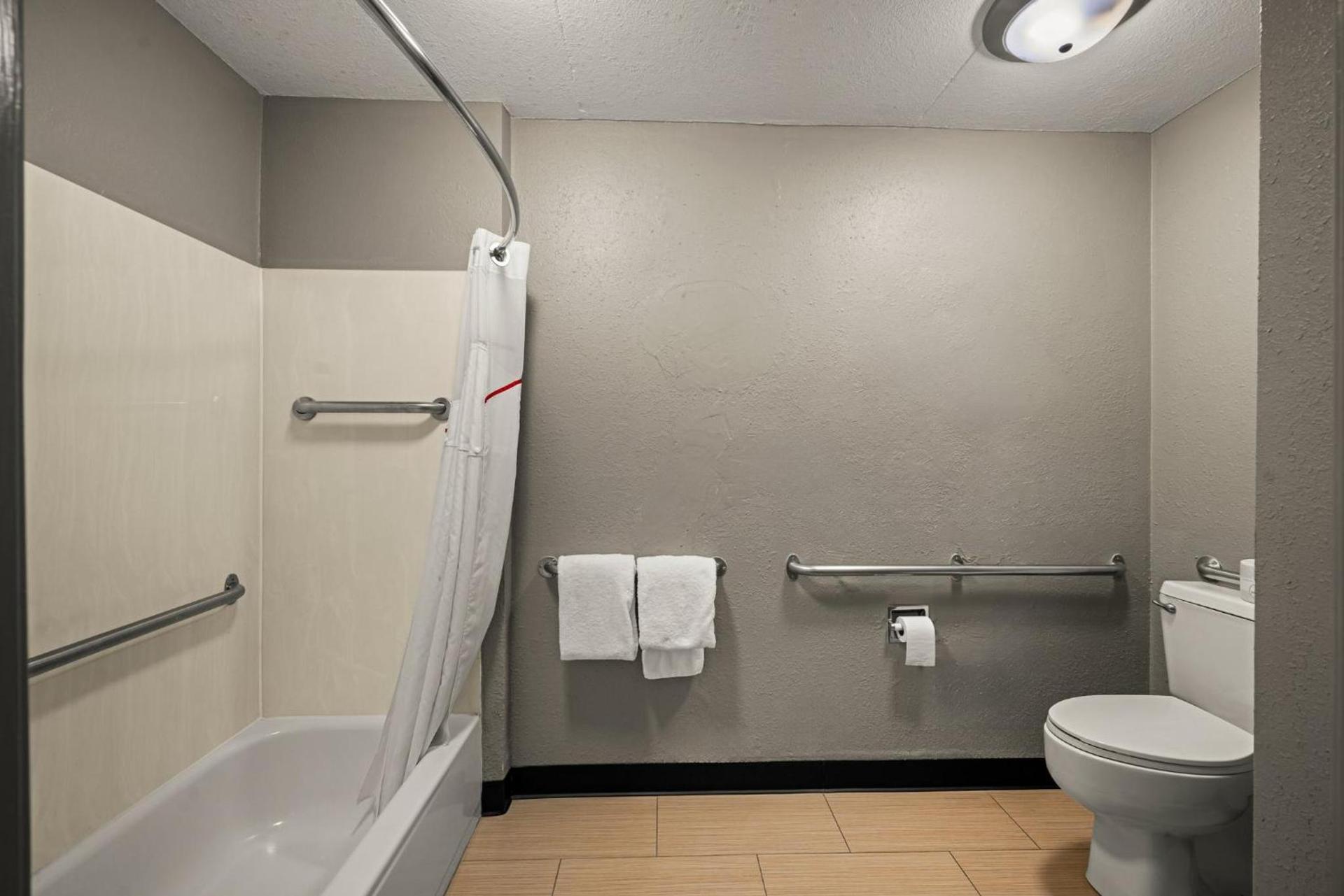 Red Roof Inn Detroit - Royal Oak/Madison Heights photo 33