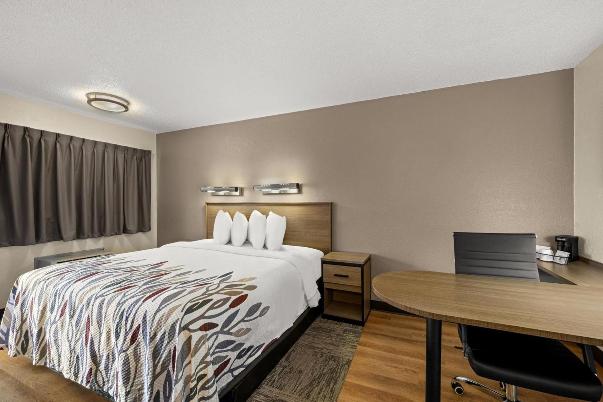 Red Roof Inn Detroit - Royal Oak/Madison Heights photo 17