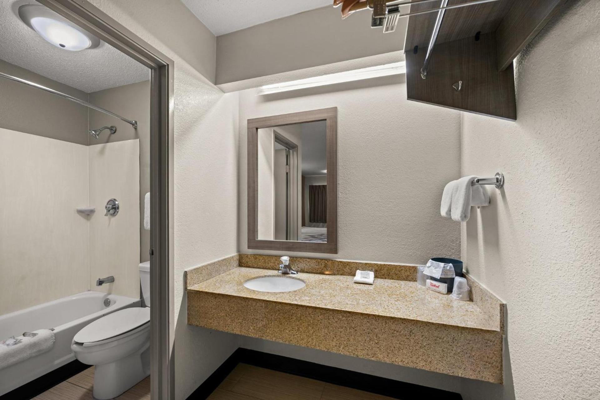 Red Roof Inn Detroit - Royal Oak/Madison Heights photo 26