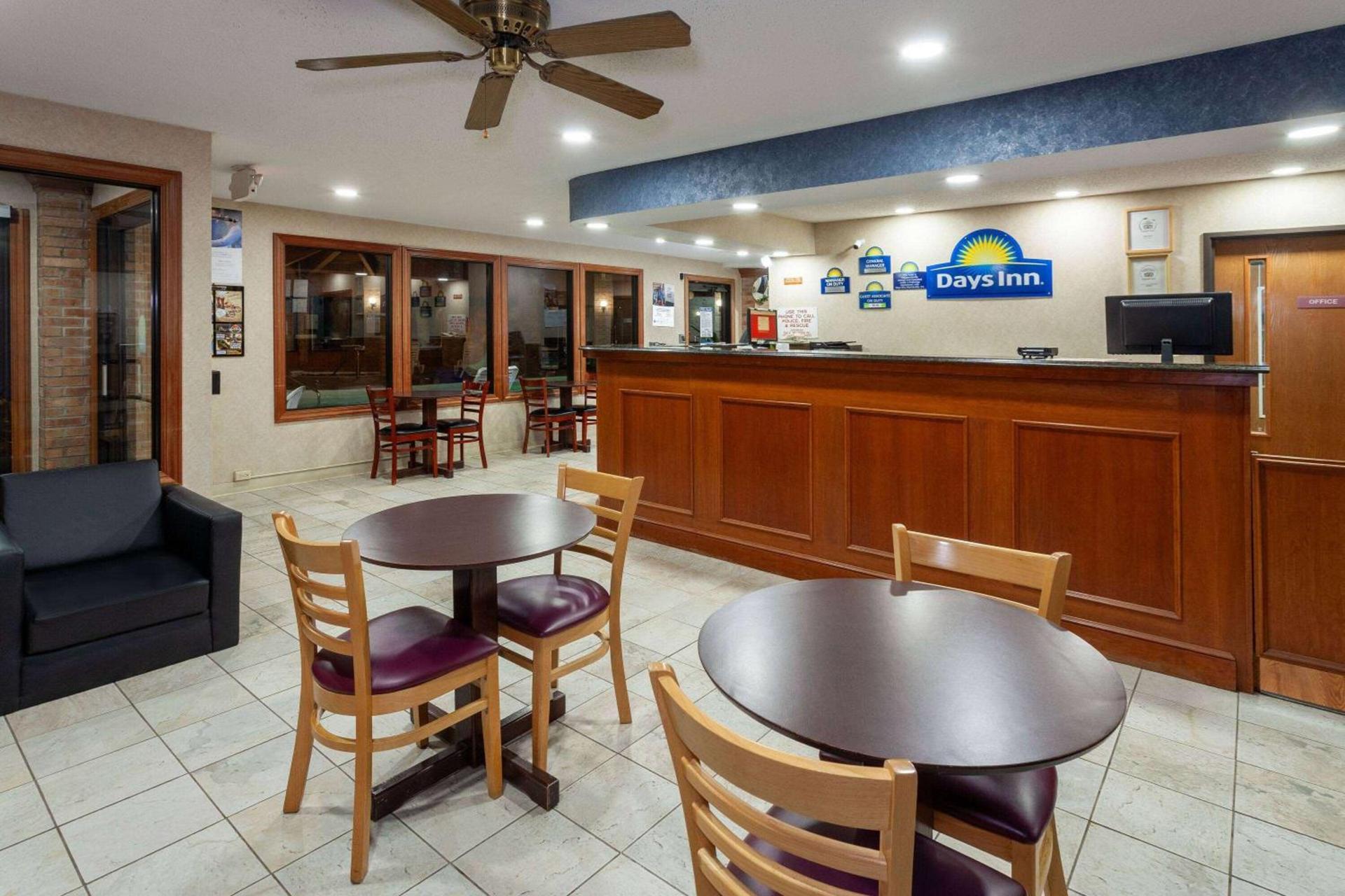 Days Inn by Wyndham Wooster photo 3
