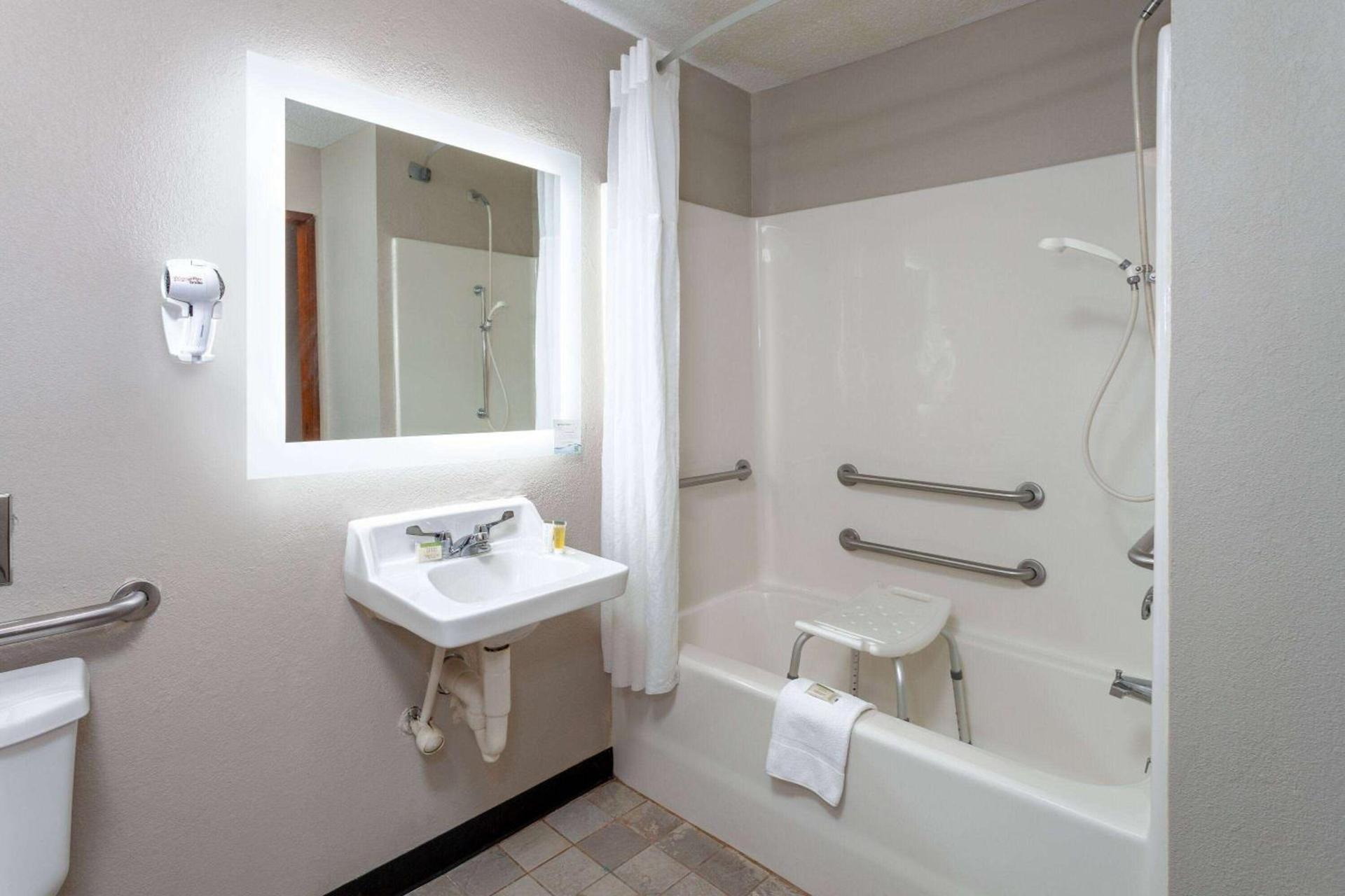 Days Inn by Wyndham Wooster photo 12