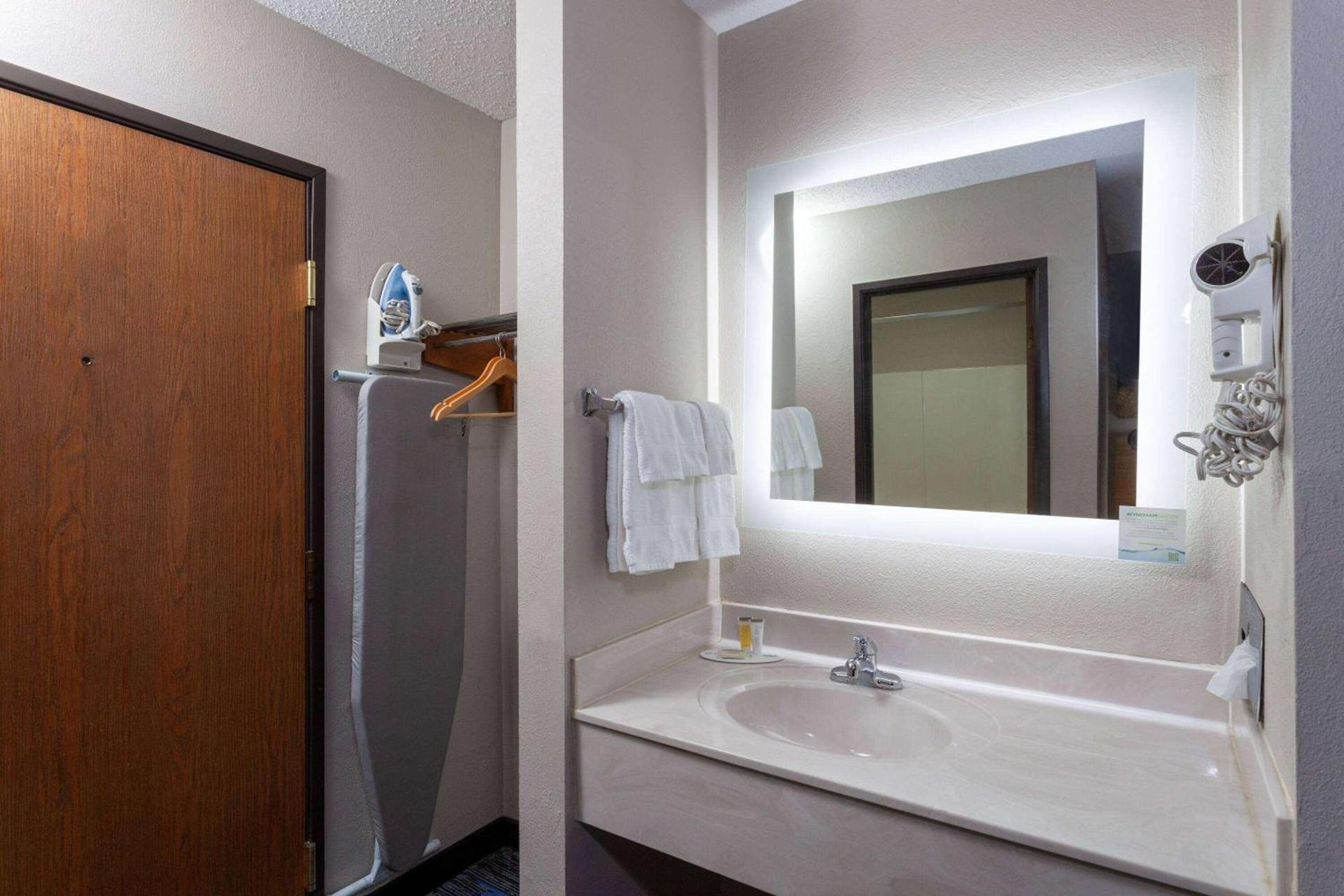 Days Inn by Wyndham Wooster photo 20