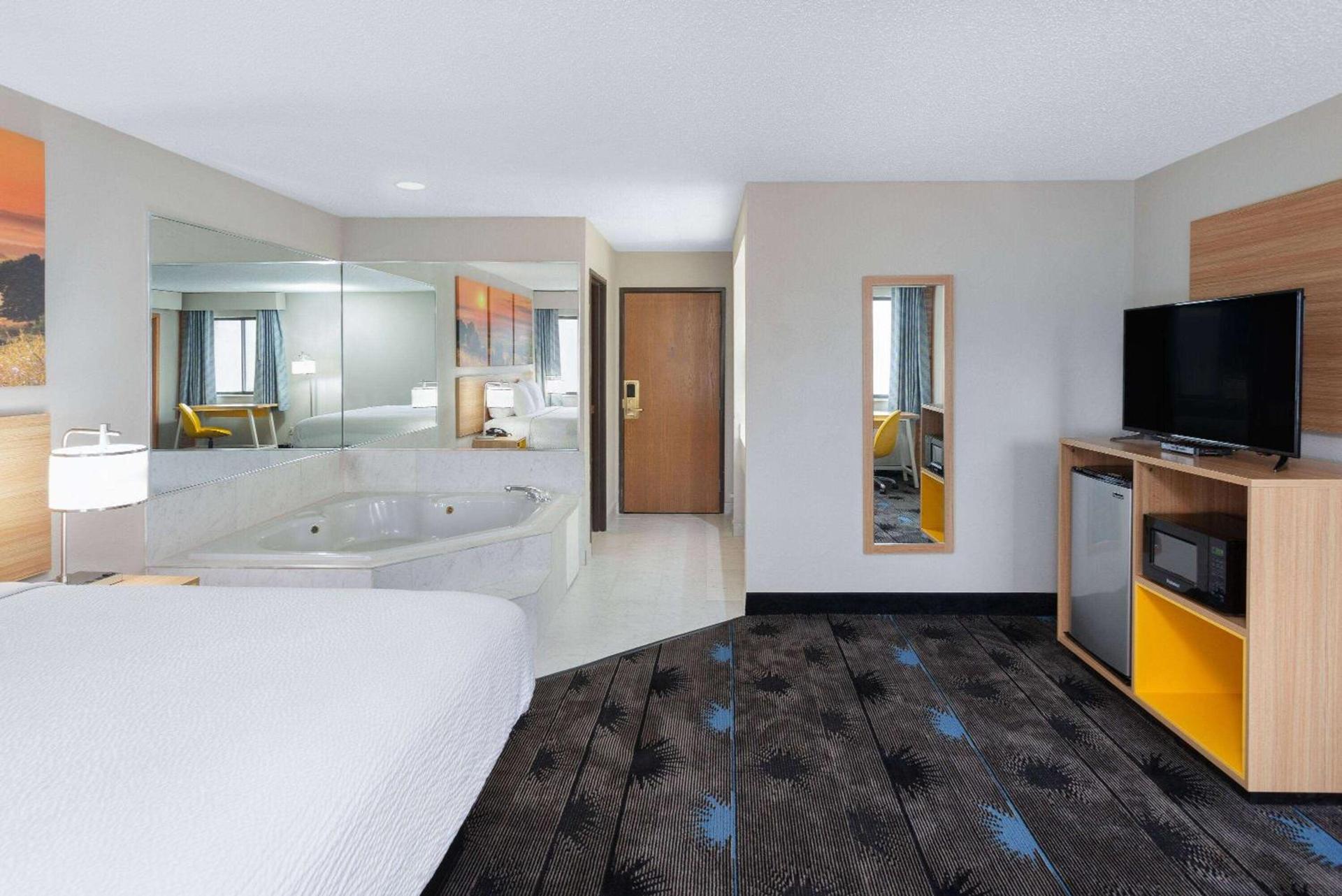 Days Inn by Wyndham Wooster photo 24
