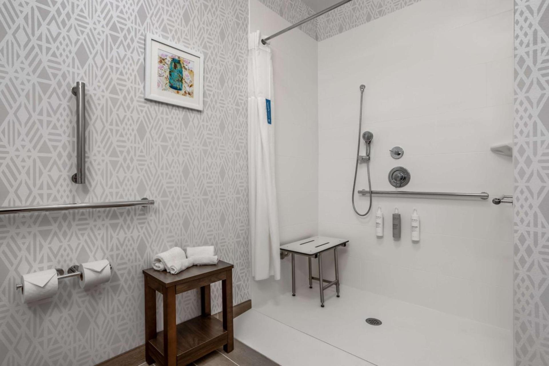 Hampton Inn & Suites Muncie photo 18