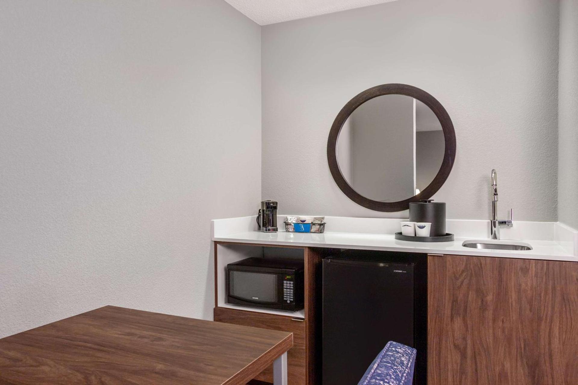 Hampton Inn & Suites Muncie photo 19