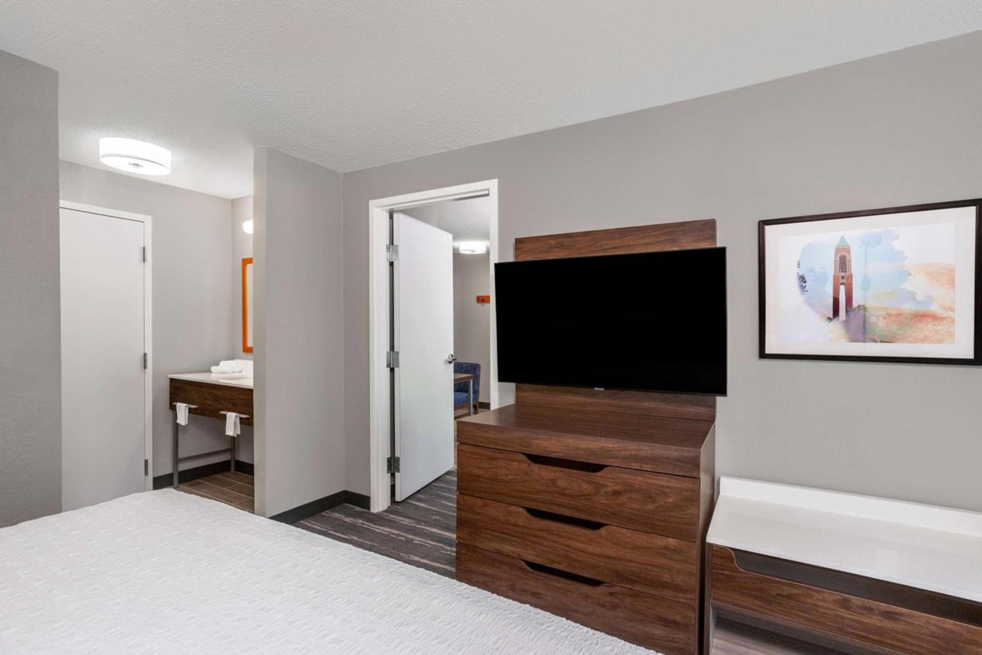 Hampton Inn & Suites Muncie photo 23