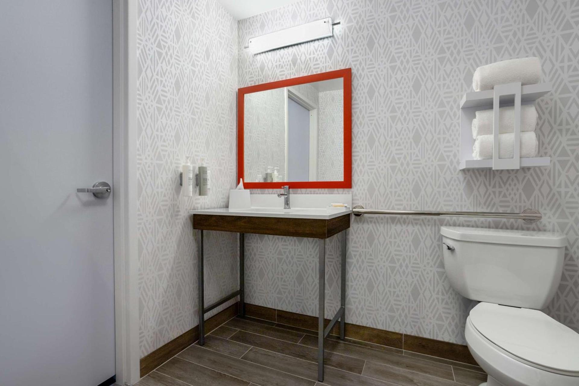 Hampton Inn & Suites Muncie photo 24