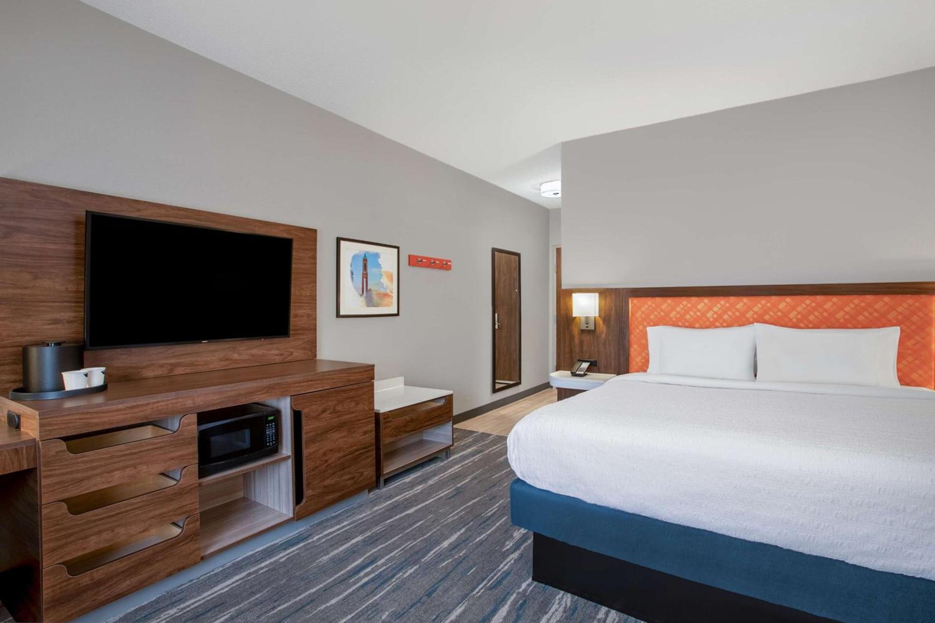 Hampton Inn & Suites Muncie photo 29