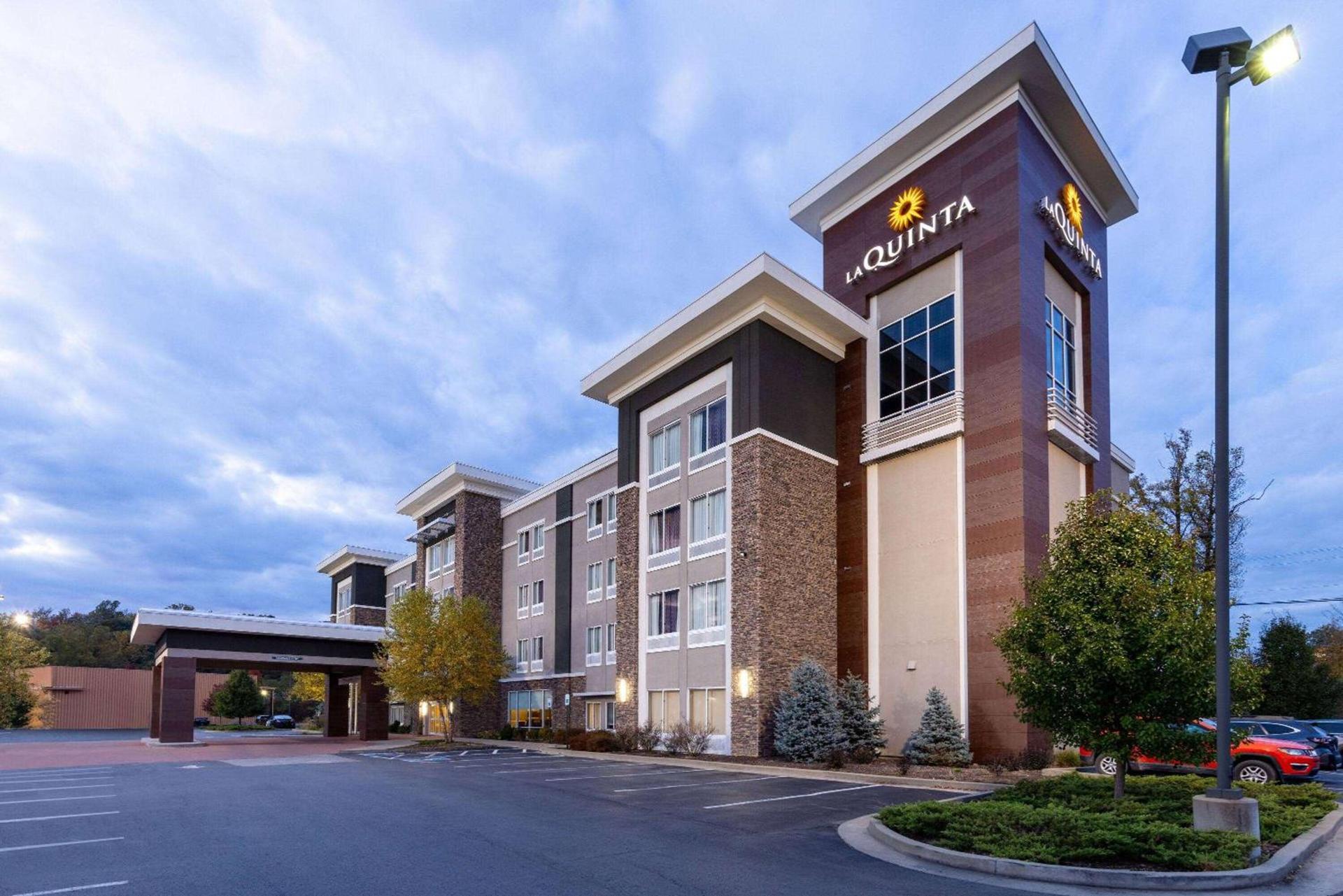 La Quinta by Wyndham Morgantown photo 5