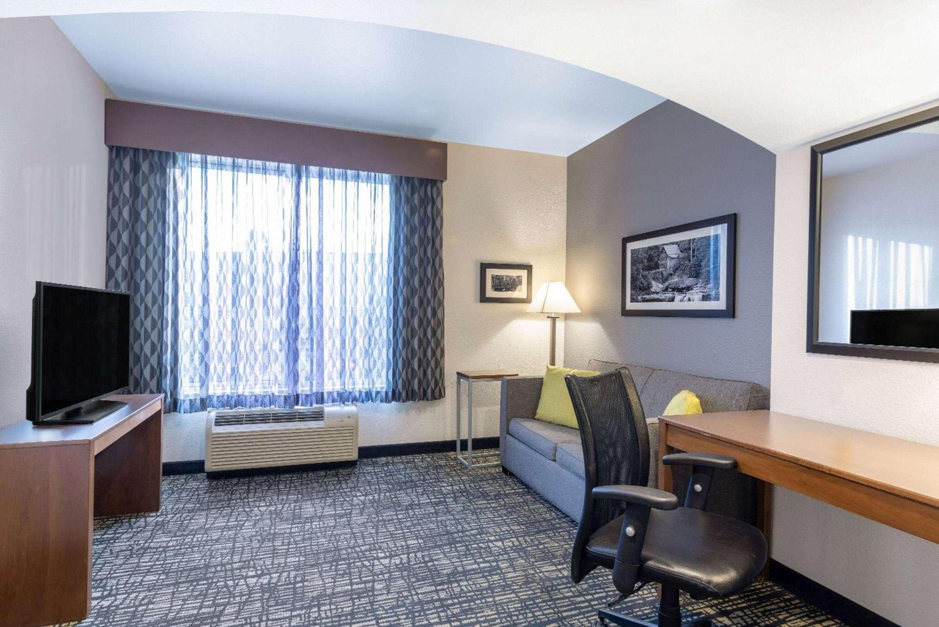 La Quinta by Wyndham Morgantown photo 40