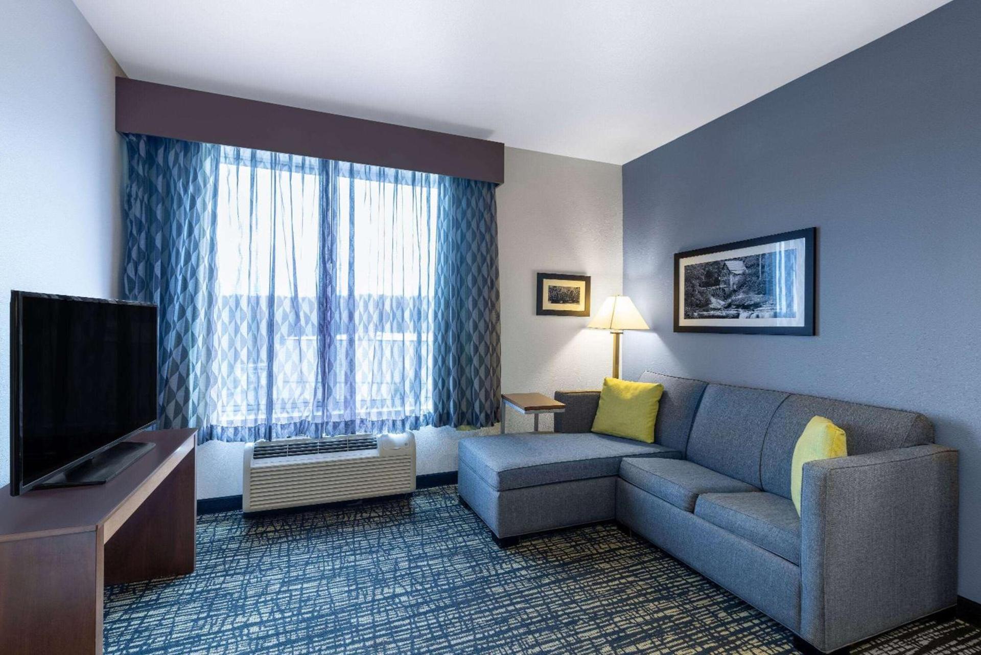 La Quinta by Wyndham Morgantown photo 50