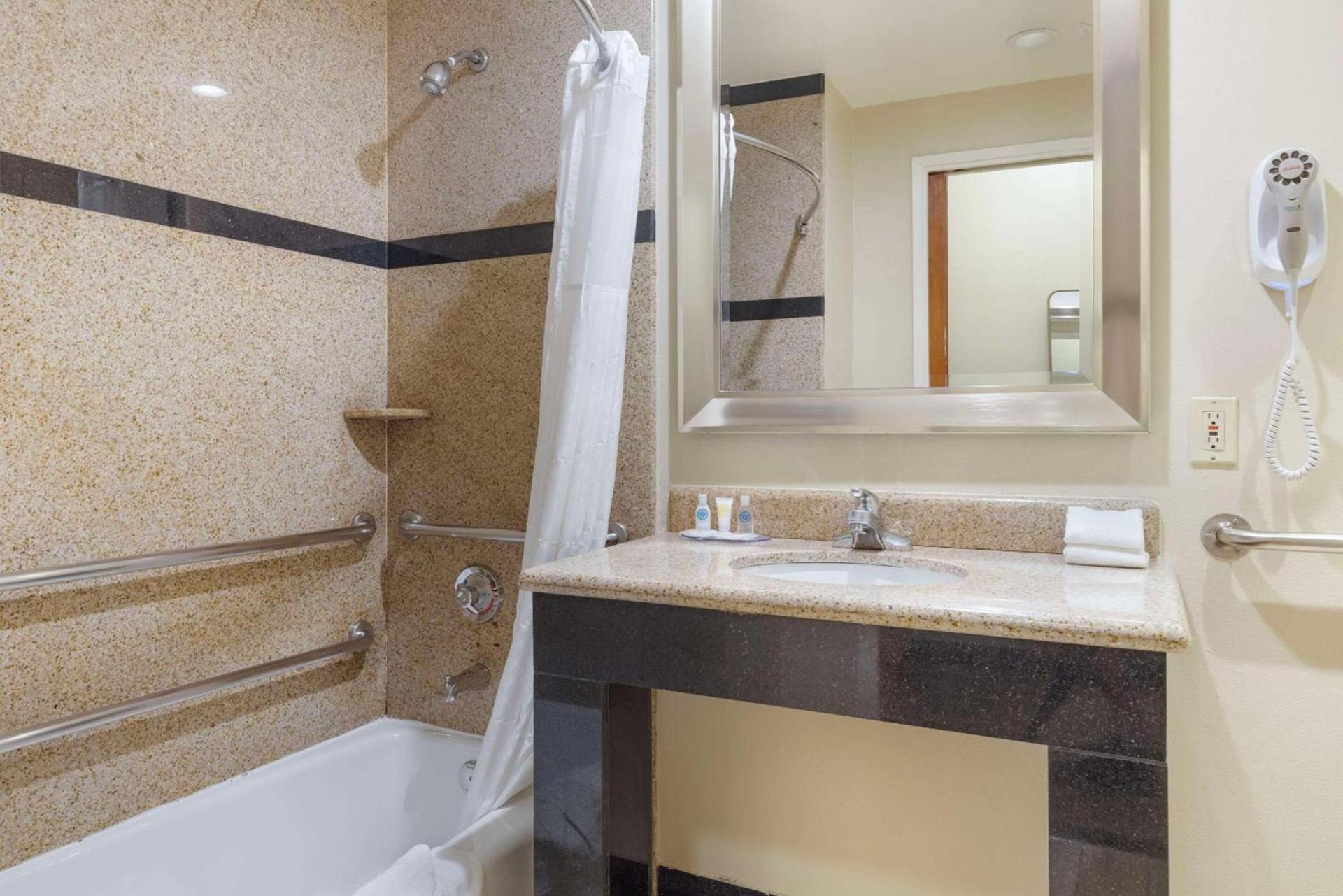 Comfort Suites Oceanside Camp Pendleton Area photo 8