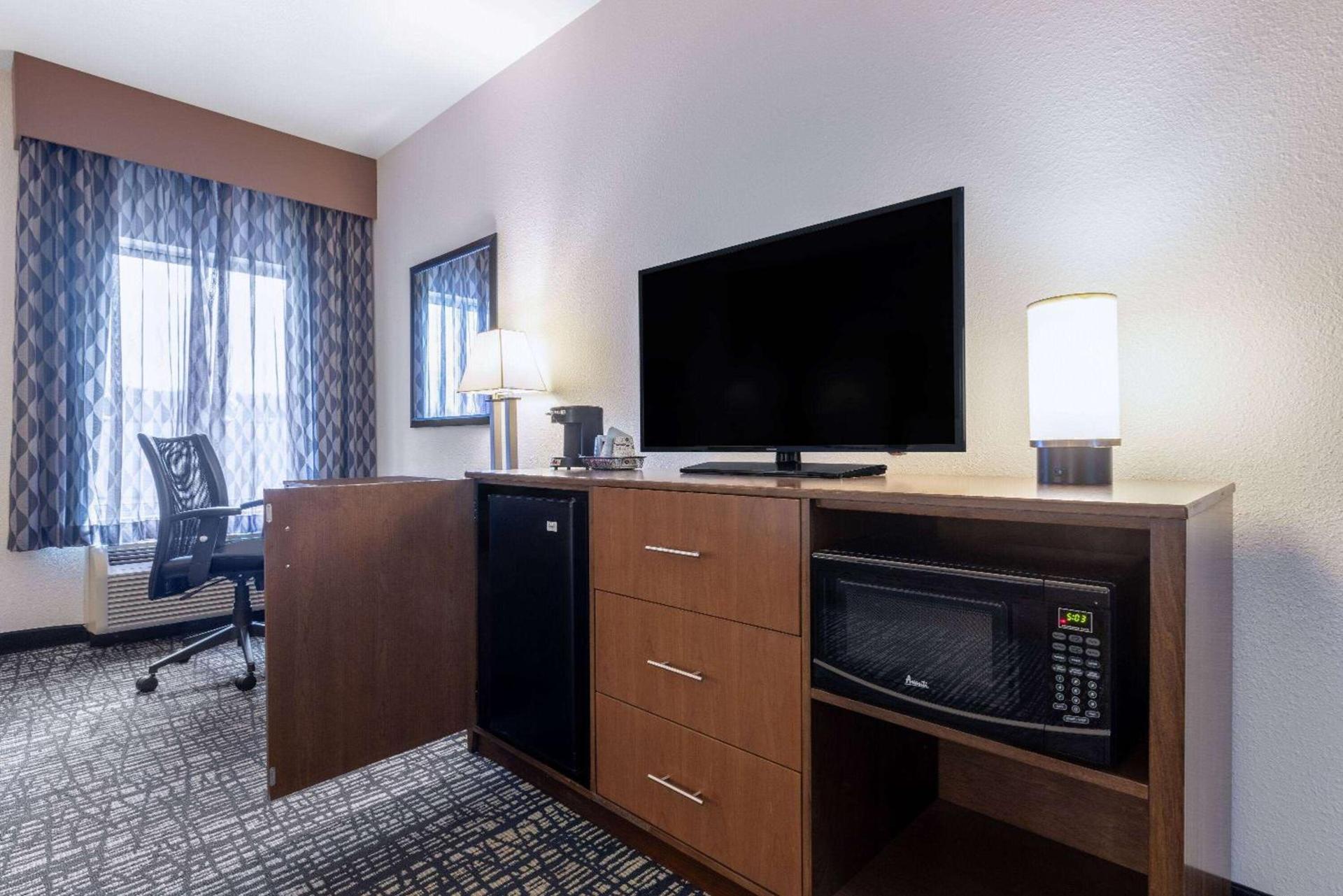 La Quinta by Wyndham Morgantown photo 56
