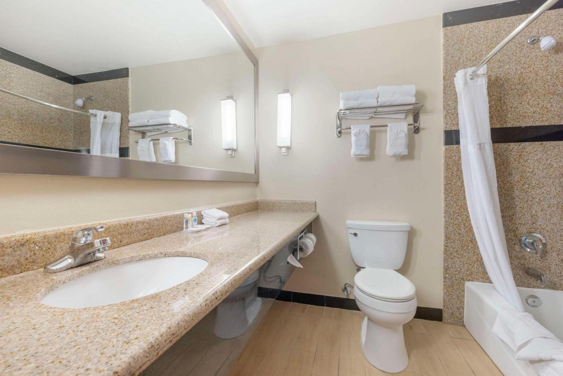 Comfort Suites Oceanside Camp Pendleton Area photo 9